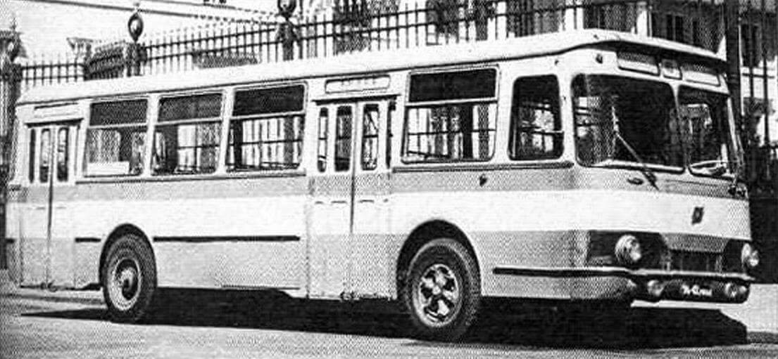 Автобус ЛиАЗ-677 у Русского Музея. Ленинград, 1969 год