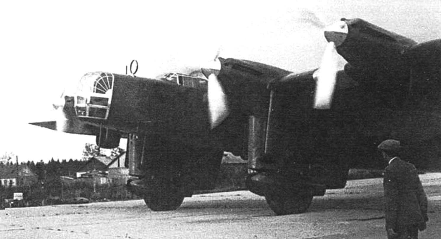 Самолет Н209 выруливает на старт (12 августа 1937 года)