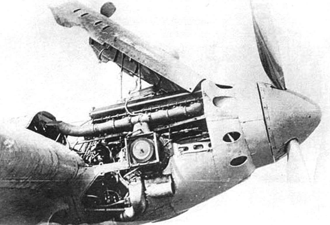 Частично раскапотированный мотор М-34ФРН-ТК