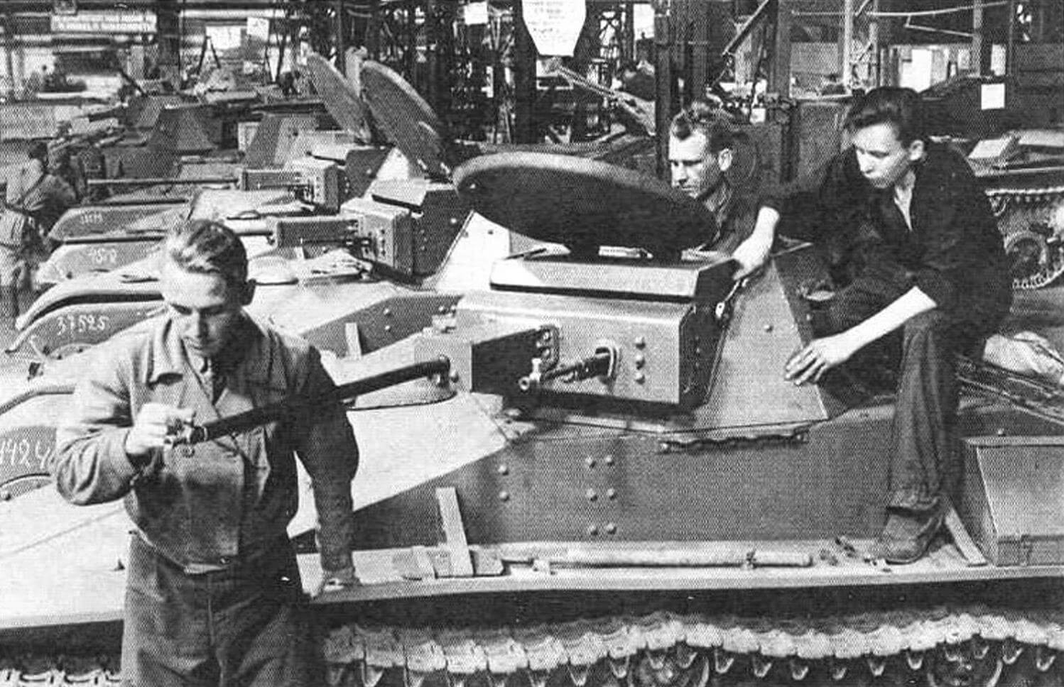 Бригада рабочих готовит к сдаче очередную партию танков Т-60 (1942 год)