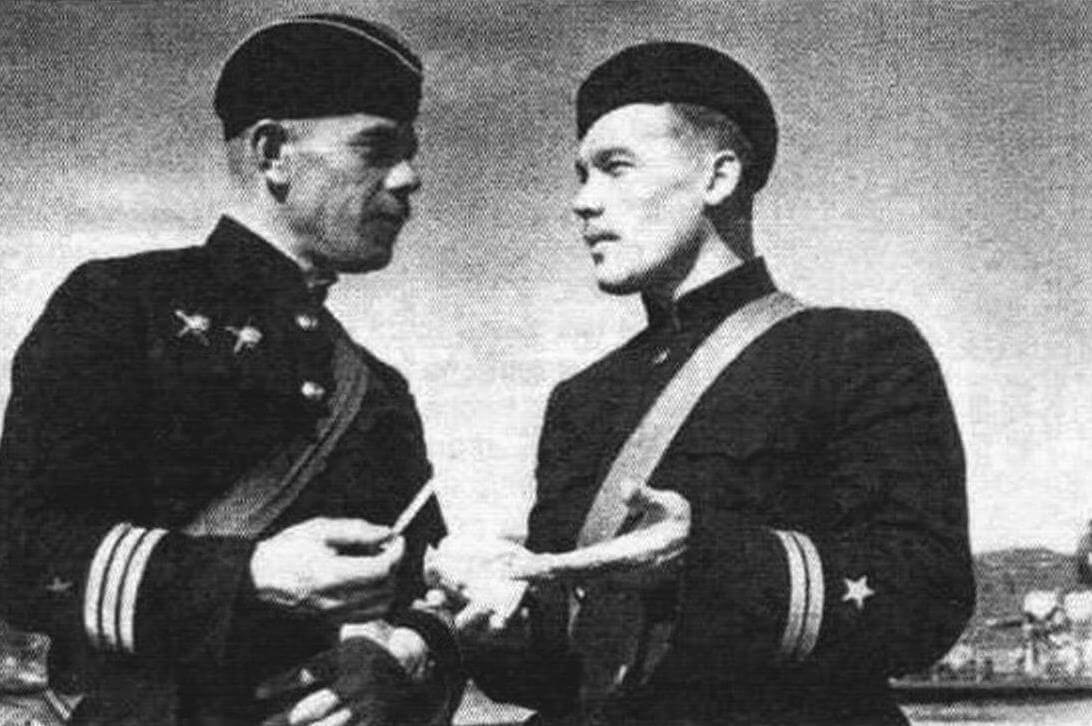 Командир 4-го ДПЛ капитан 3 ранга Н.И. Морозов (слева) и командир Щ-402 старший лейтенант Н.Г. Столбов (Полярный, лето 1941 года)