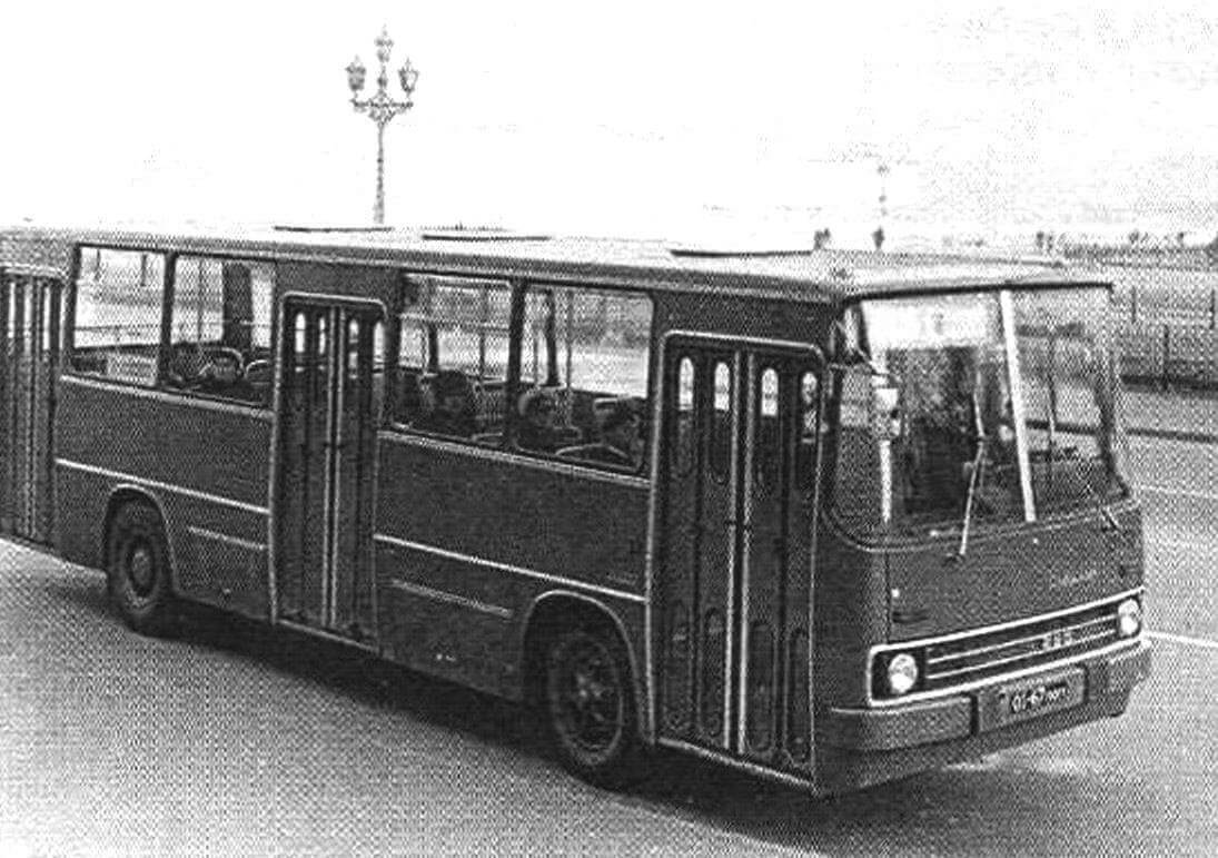 Автобус Икарус-260 на площади Декабристов. Ленинград, середина 1970-х годов