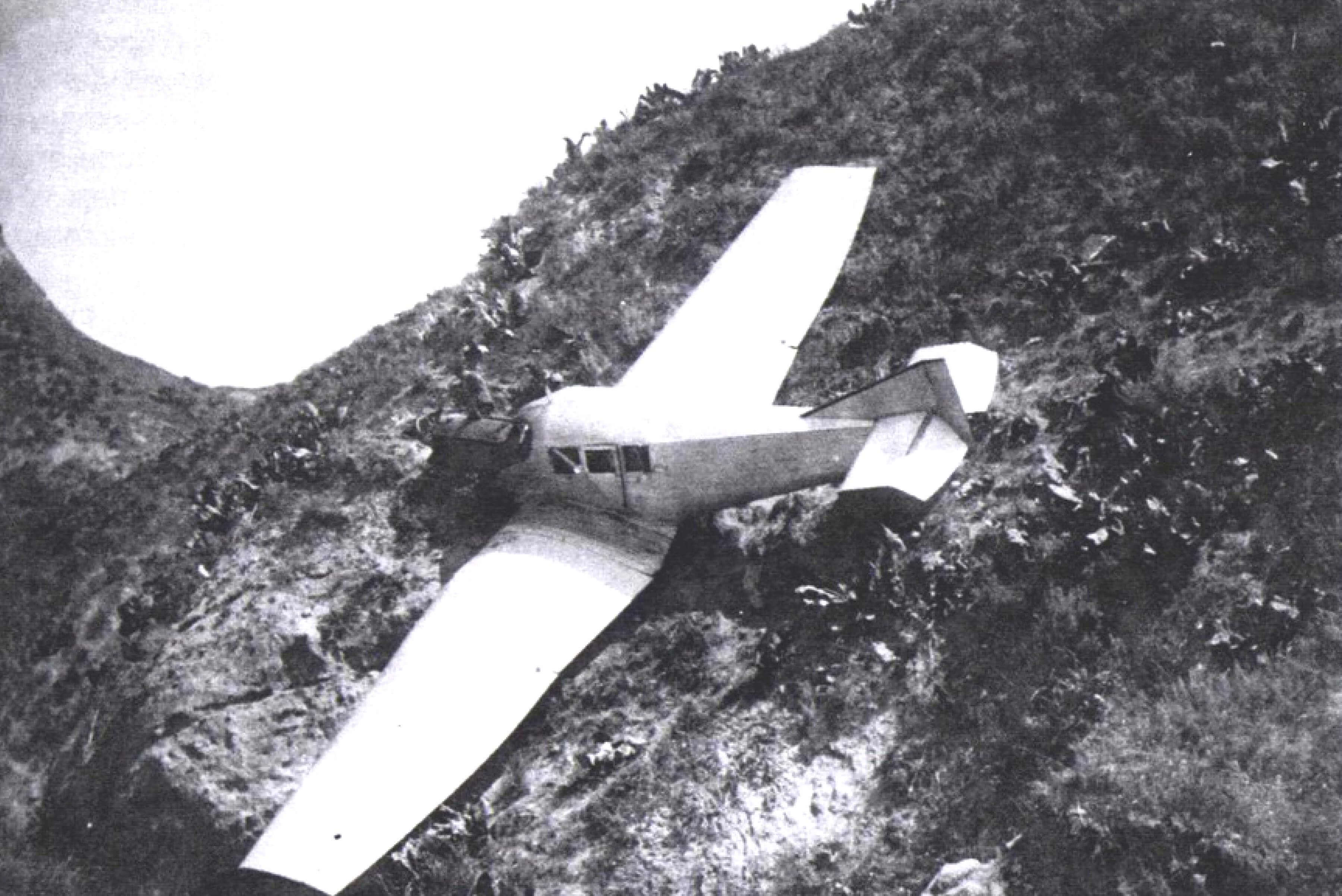 Вынужденная посадка на вершину скалы, осуществленная летчиком В. Голубевым 16 мая 1930 г. восточнее Куляба. Самолет принадлежал управлению 16-й авиабригады. Его удалось снять и отремонтировать!