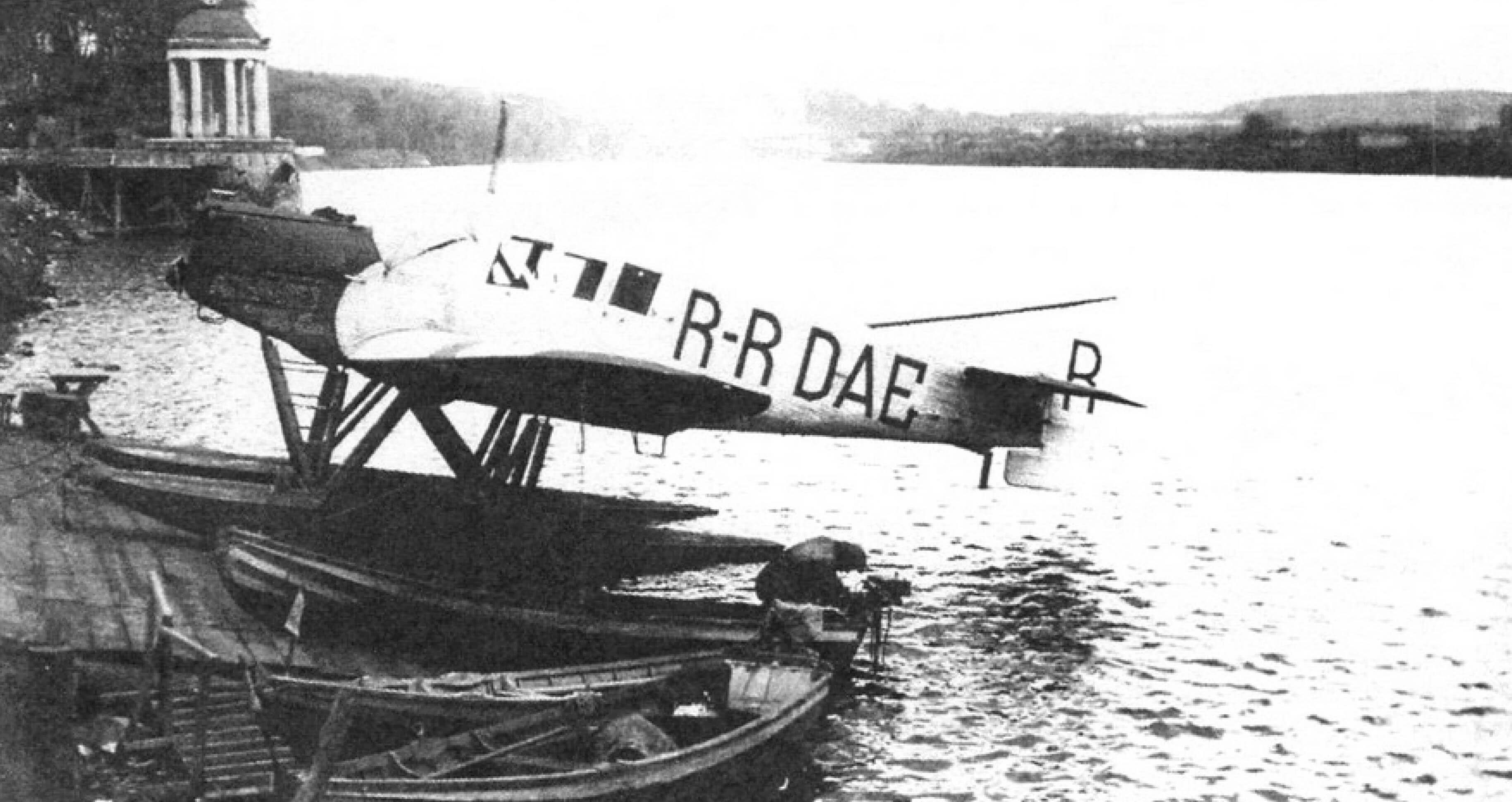 Поплавковый самолет «Промбанк» на временной гидростанции у Нескучного сада на Москве-реке, август 1929 г.