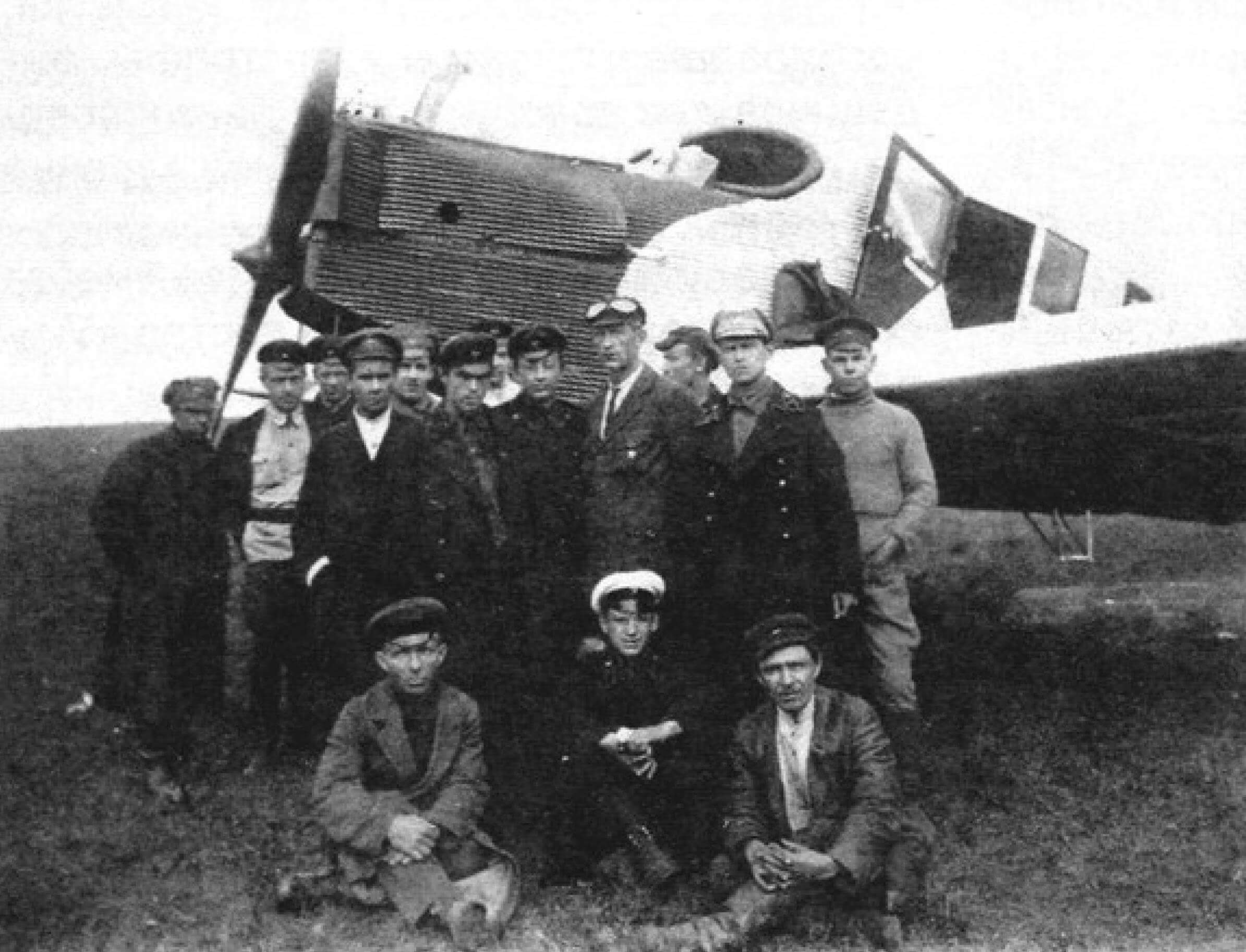 Ю-13 в Томске, сентябрь 1923 г. Возле самолета - студенты и преподаватели Томского политехнического института