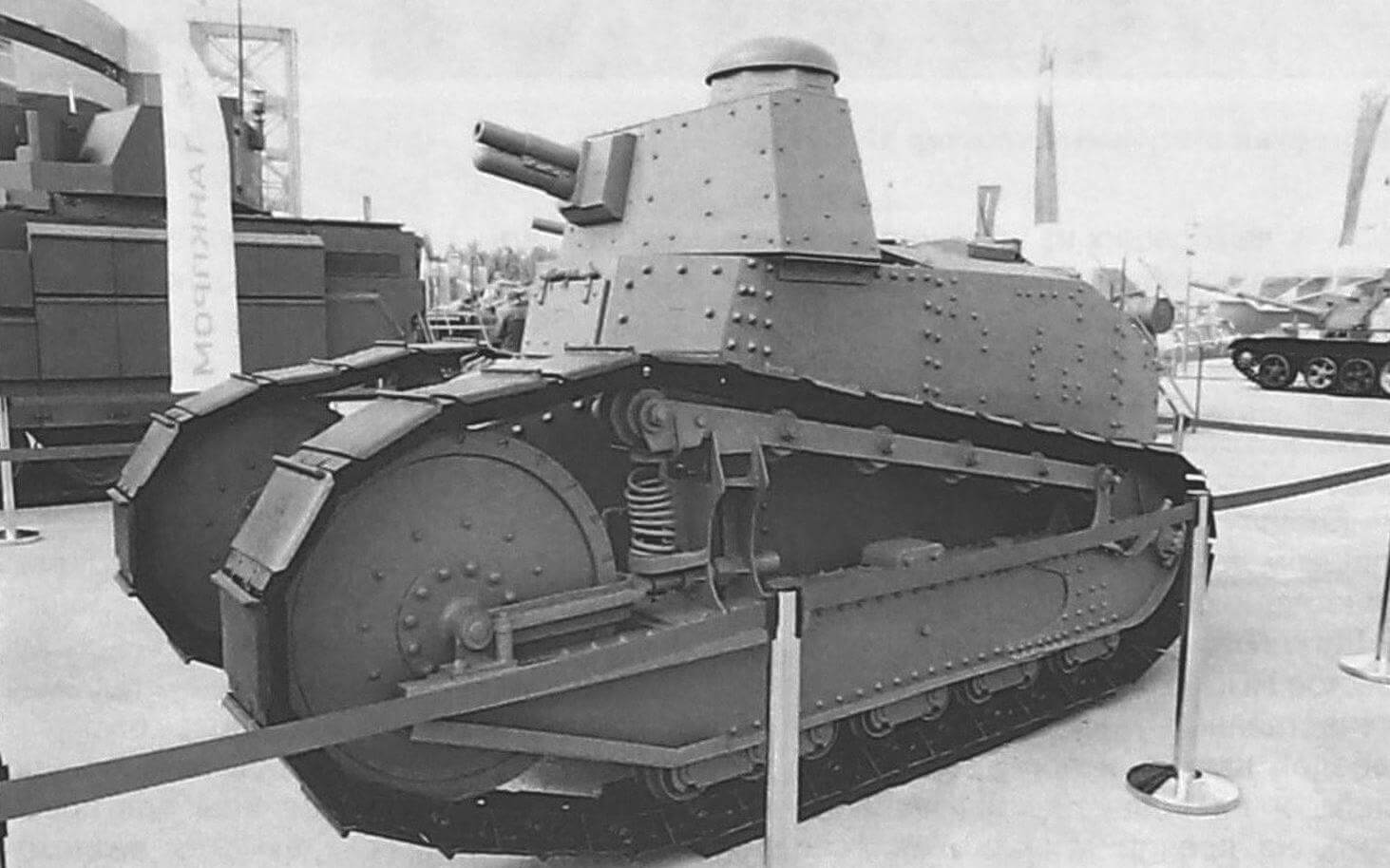 Конструкция мерных советских танков была скопирована с Renault. На фото - танк типа-М, выпушенный в 1920 году в Нижнем Новгороде на Сормовском заводе