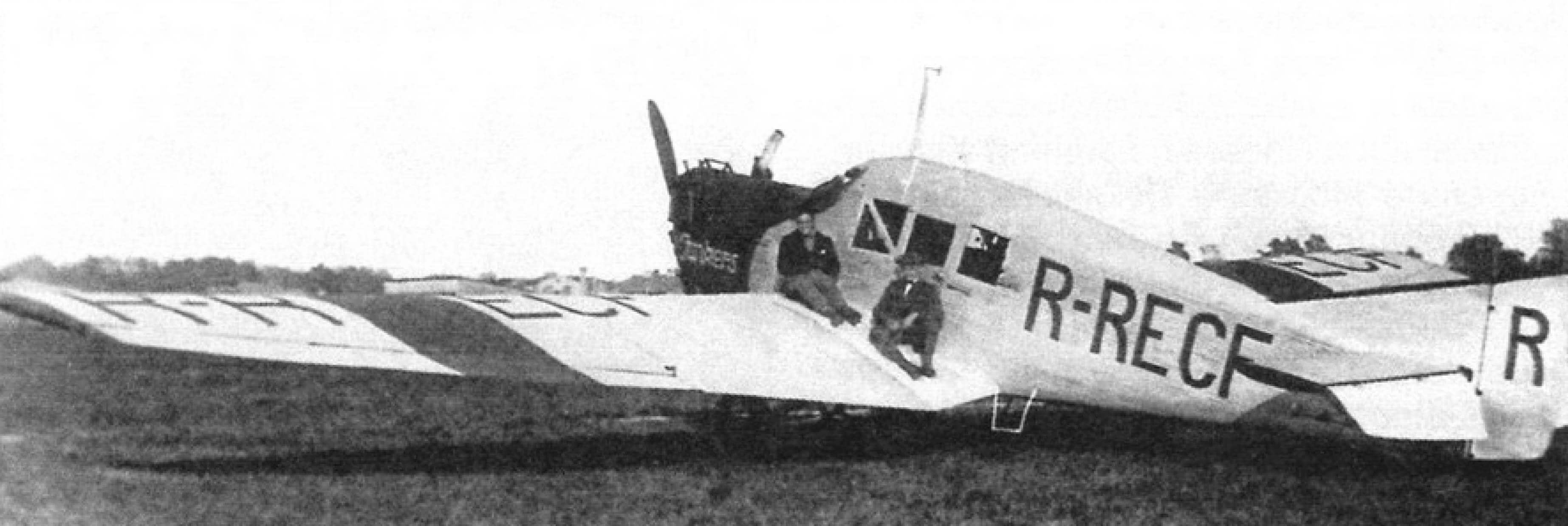 F13 «Домпфафф» компании «Юнкерс люфтверкер», обслуживавший линию на Тегеран. Этот самолет был зарегистрирован в России и нес соответствующие обозначения. Позже его перепродали «Добролету», а с 1925 г. машина эксплуатировалась в ВВС
