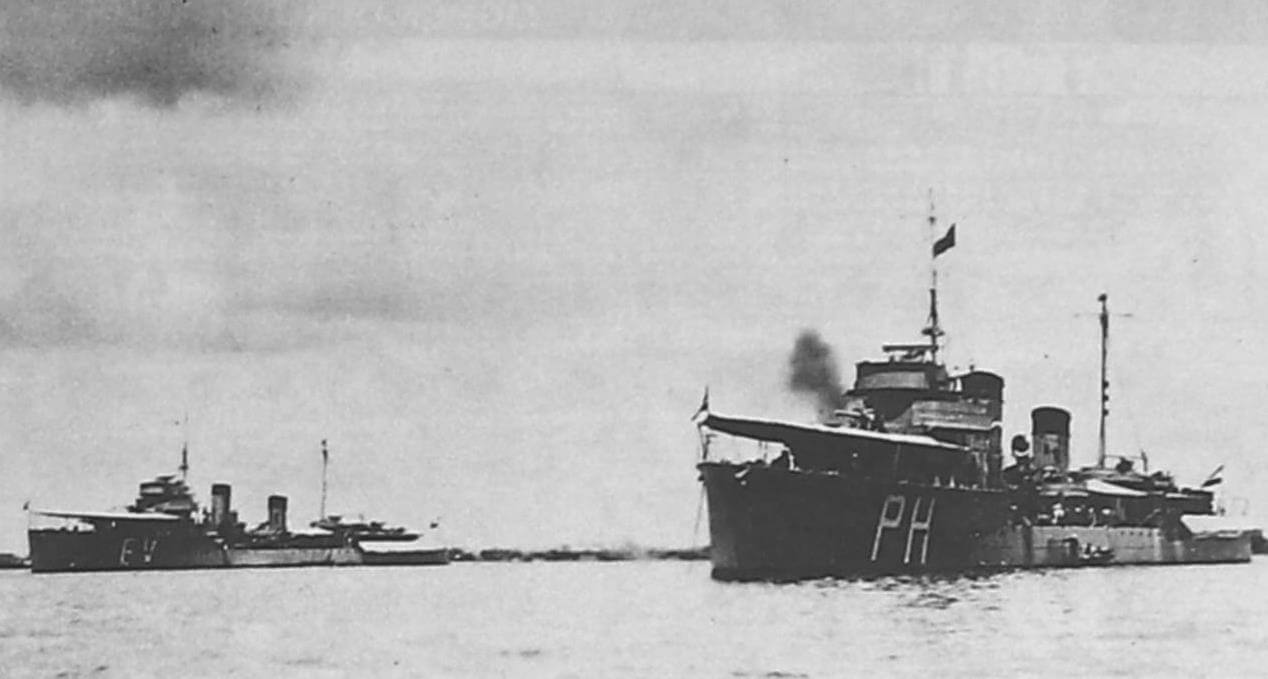 Эсминцы «Эвертсен» и «Пит Хейн» (на переднем плане), входившие в соединение «усмирителей» под командованием Ван Дульма