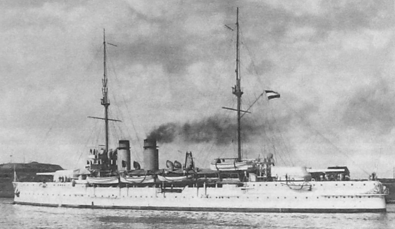 Броненосец береговой обороны «Де Зевен Провинсиен» к началу 1930-х голов уже считался устаревшим. Но среди кораблей нидерландского флота он располагал самыми мощными 28-см орудиями
