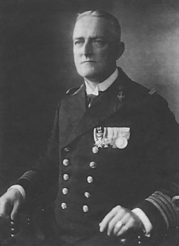 Мартен Хендрик ванн Дульм (Maarten Hendrik van Dulm) - опытный морской офицер и прекрасный спортсмен. В 1924 году он стал бронзовым призером Олимпийских игр в Париже в фехтовании на саблях, а в 1934 году возглавил морские силы Королевства Нидерланды в Ост-Индии