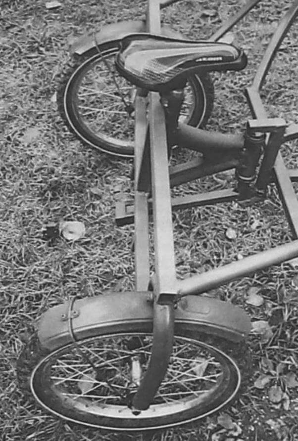 В задней части машины легко угадываются элементы детского велосипеда