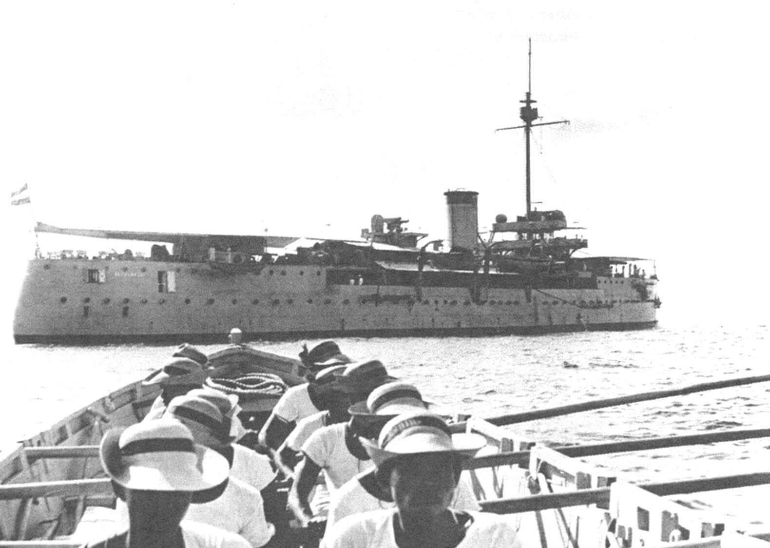 «Сурабая» в период между серединой 1939 и осенью 1941 года, 15-см орудия с корабля сняты