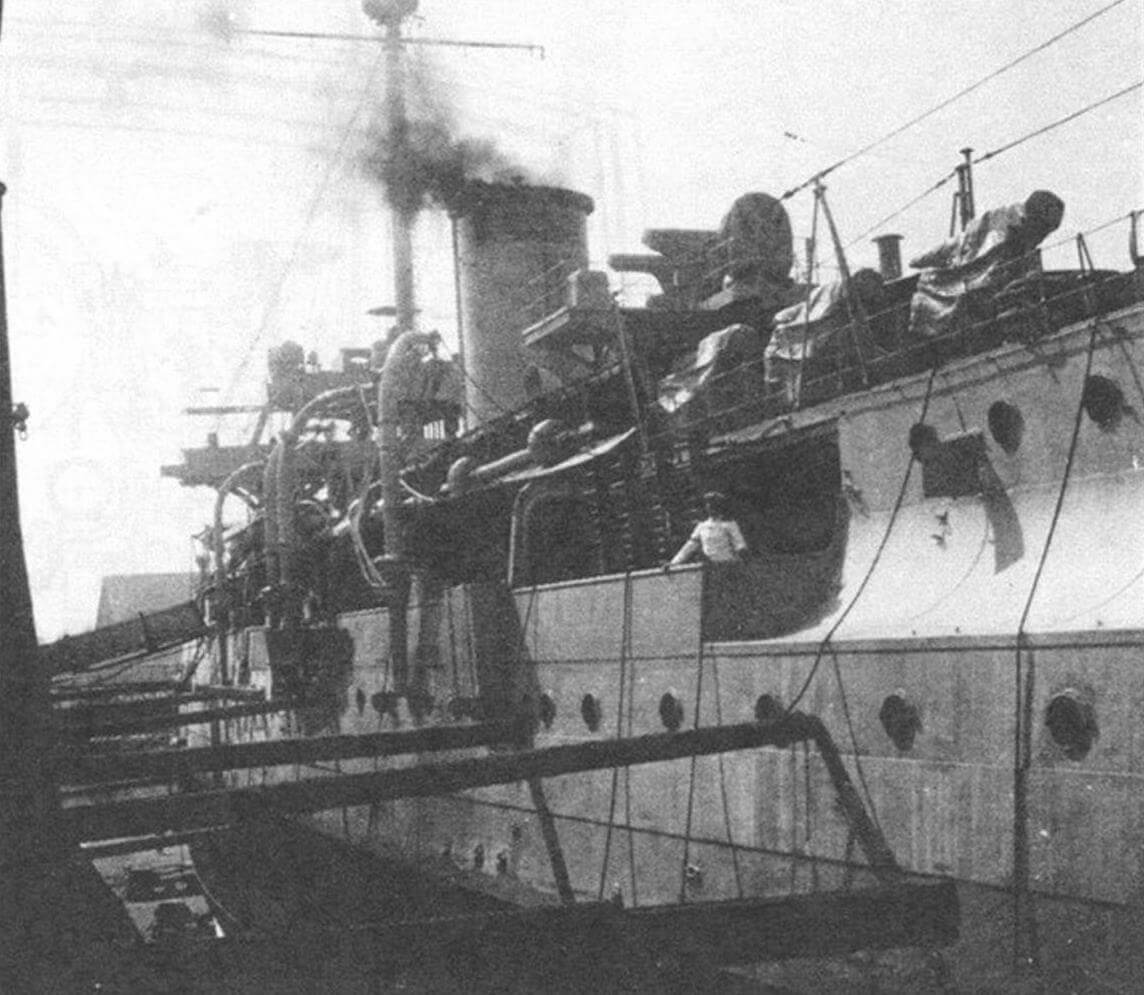 «Сурабая» в 1941 году. В правой верхней части снимка видны зачехленные «пом-помы»