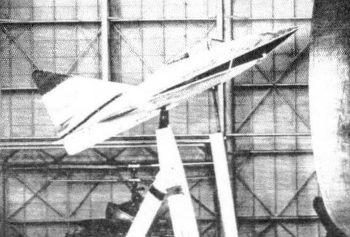 Планер с треугольным крылом, конструкции д-ра Липпиша, - прародитель многих других конструкций фирмы «Конвэр». Модель ИМ-1/8- последняя американская модификация, во время продувок в трубе NACA в Лэнгли. Стреловидность по передней кромке — 64° (раньше было 60°). Установлены элевоны и каплевидный фонарь. Длина 7,048 м, размах 5,97 м, высота киля 2,09 м, координата центра тяжести 3,525 м (сдвинута относительно DM 1/ DM-1 / на 0,724 м)