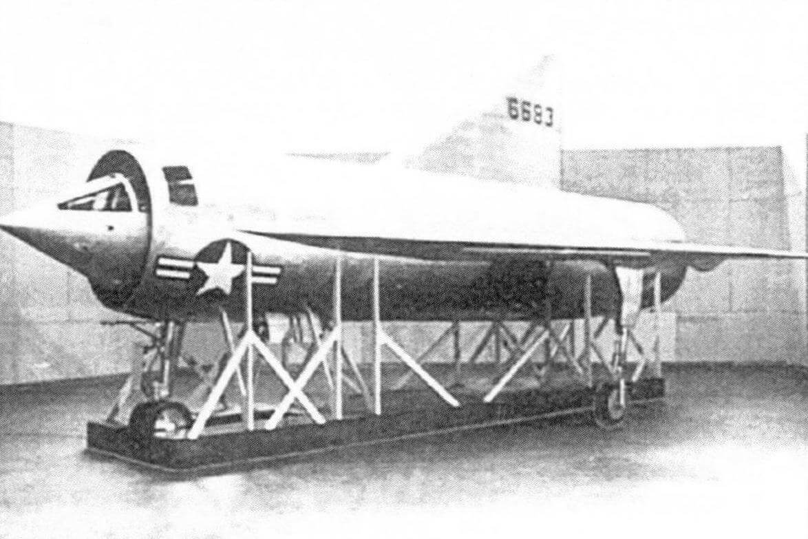 Деревянная модель Конвэр ХF-92-СО (бывшая ХF-92-СО). Модель 7/ VF-4516 - первый высокоскоростной самолет-перехватчик с треугольным крылом фирмы «Конвэр», которая не вышла из стадии макета, и умерла, так и не успев родиться. Пилота хотели посадить прямо в носовой конус. Диаметр корпуса 2,209 м, длина 12,46 м, размах 10,24 м, стреловидность по передней кромке - 60°