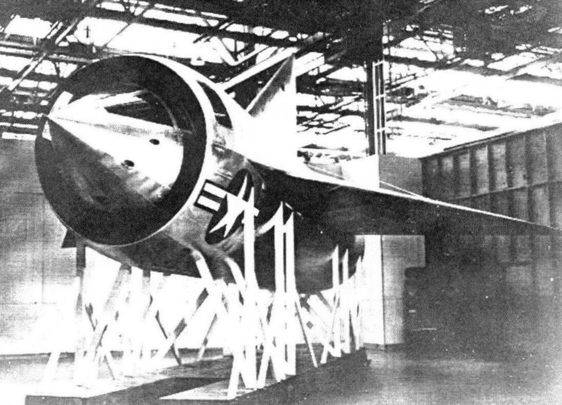 Деревянная модель Конвэр ХF-92-СО (бывшая ХF-92-СО). Модель 7/ VF-4516 - первый высокоскоростной самолет-перехватчик с треугольным крылом фирмы «Конвэр», которая не вышла из стадии макета, и умерла, так и не успев родиться. Пилота хотели посадить прямо в носовой конус. Диаметр корпуса 2,209 м, длина 12,46 м, размах 10,24 м, стреловидность по передней кромке - 60°
