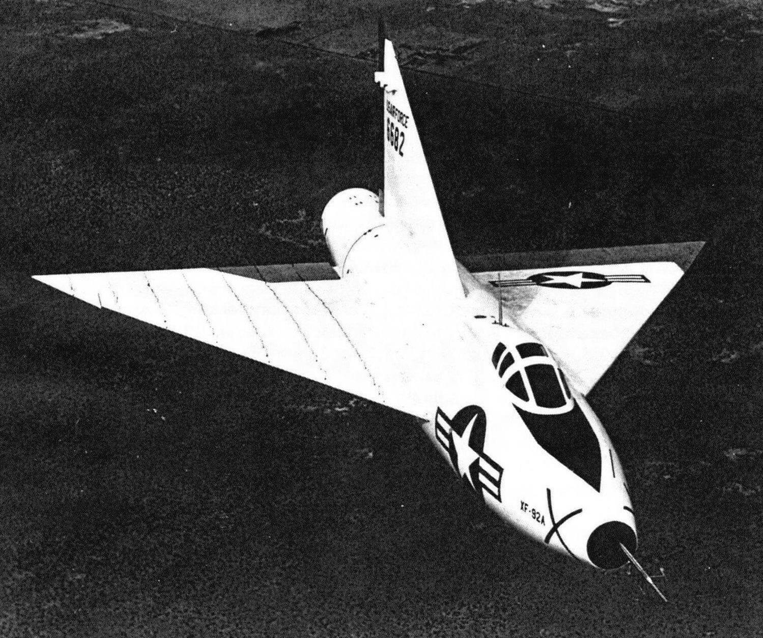 Прототип ХF-92А в полете. На крыле видны шелковинки для изучения потоков обтекания