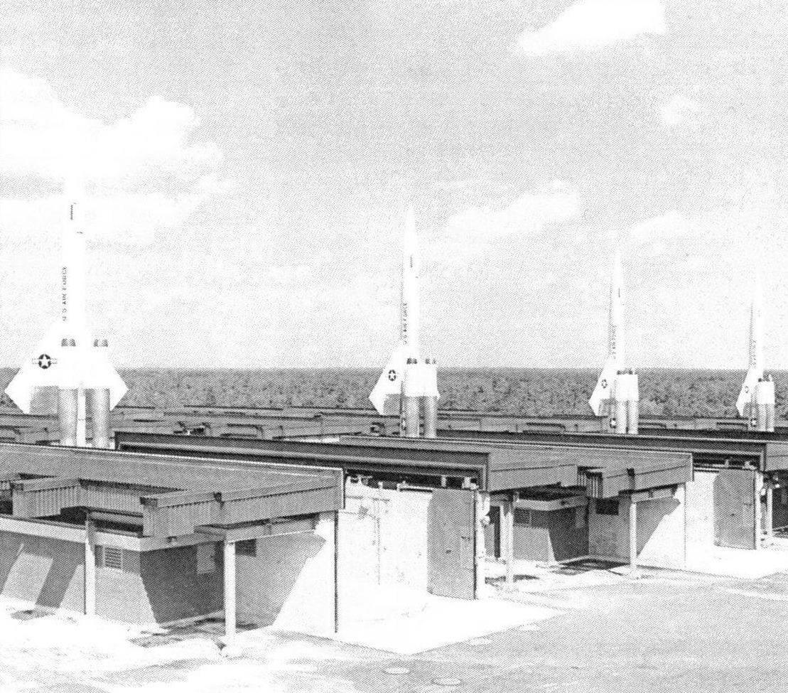 Ракеты СІМ-10 Bomarc на базе в Нью Джерси (октябрь 1960 г.). По сути, это беспилотные самолеты с активным самонаведением. Они имели большую дальность и обеспечивали зональную оборону от высотных, но не маневренных бомбардировщиков