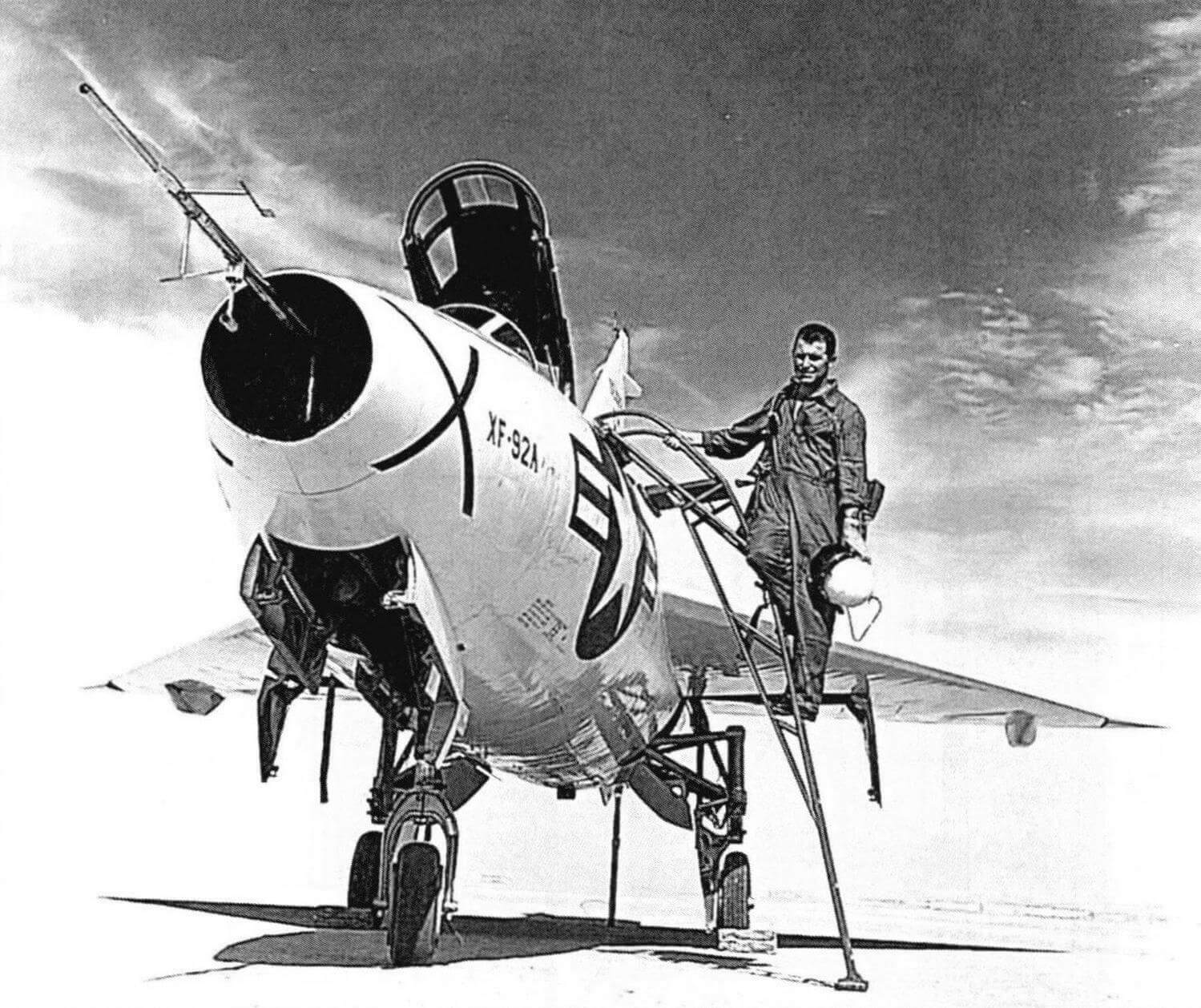 Модель ХF-92А перед взлетом. На трубке ПВД видны громоздкие датчики углов атаки и скольжения. Основное колесо убирается в крыло