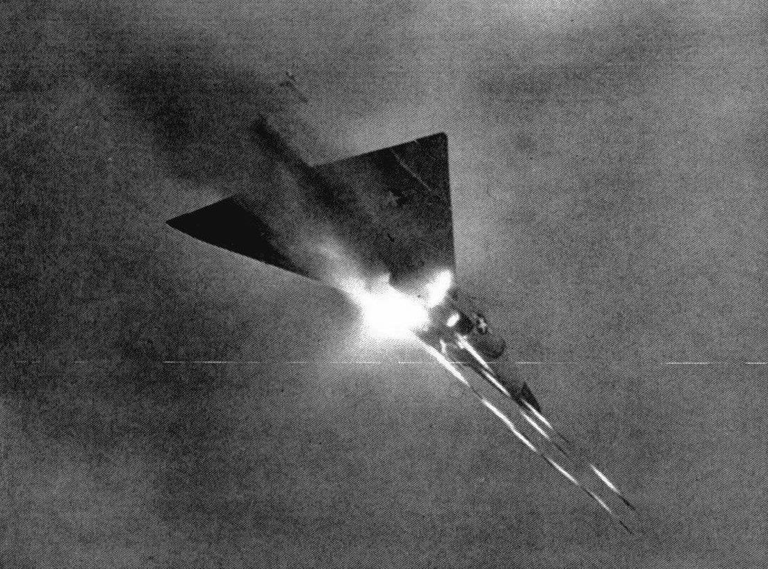 Залповый пуск неуправляемых ракет FFAR с перехватчика F-102А