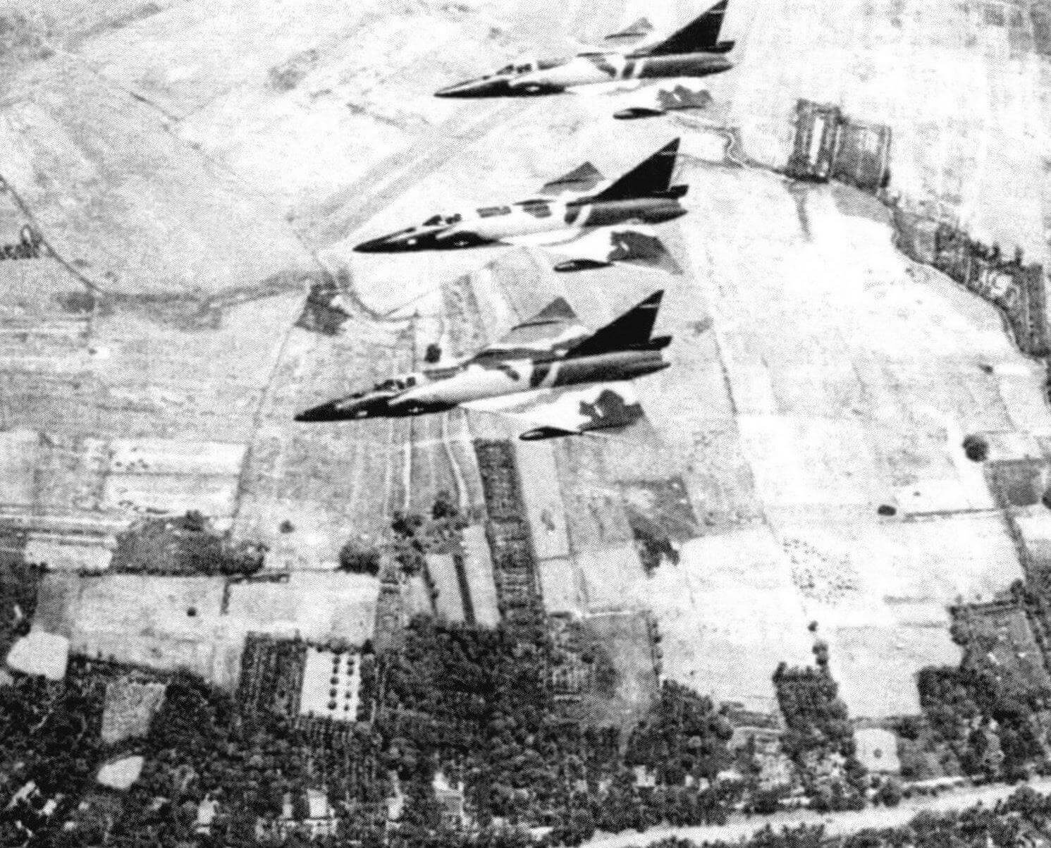 В конце 1966 года в обшей сложности двадцать две «Двойки» участвовали в ПВО в Юго-Восточной Азии в качестве меры против бомбардировщиков Ил-28 Северного Вьетнама. Двадцать «Двоек» базировались в Южном Вьетнаме и в Таиланде. По крайней мере четырнадцать из них находились в пятиминутной готовности к вылету, остальные - в часовой. До налетов Ил-28 дело не дошло, поэтому самолеты стали привлекать к сопровождению бомбардировщиков В-52 или для прикрытия самолетов ВВС, но исключительно в воздушном пространстве Южного Вьетнама, поэтому атаковать МиГ-21 не было шансов. Обратите внимание на «ломаный» камуфляж