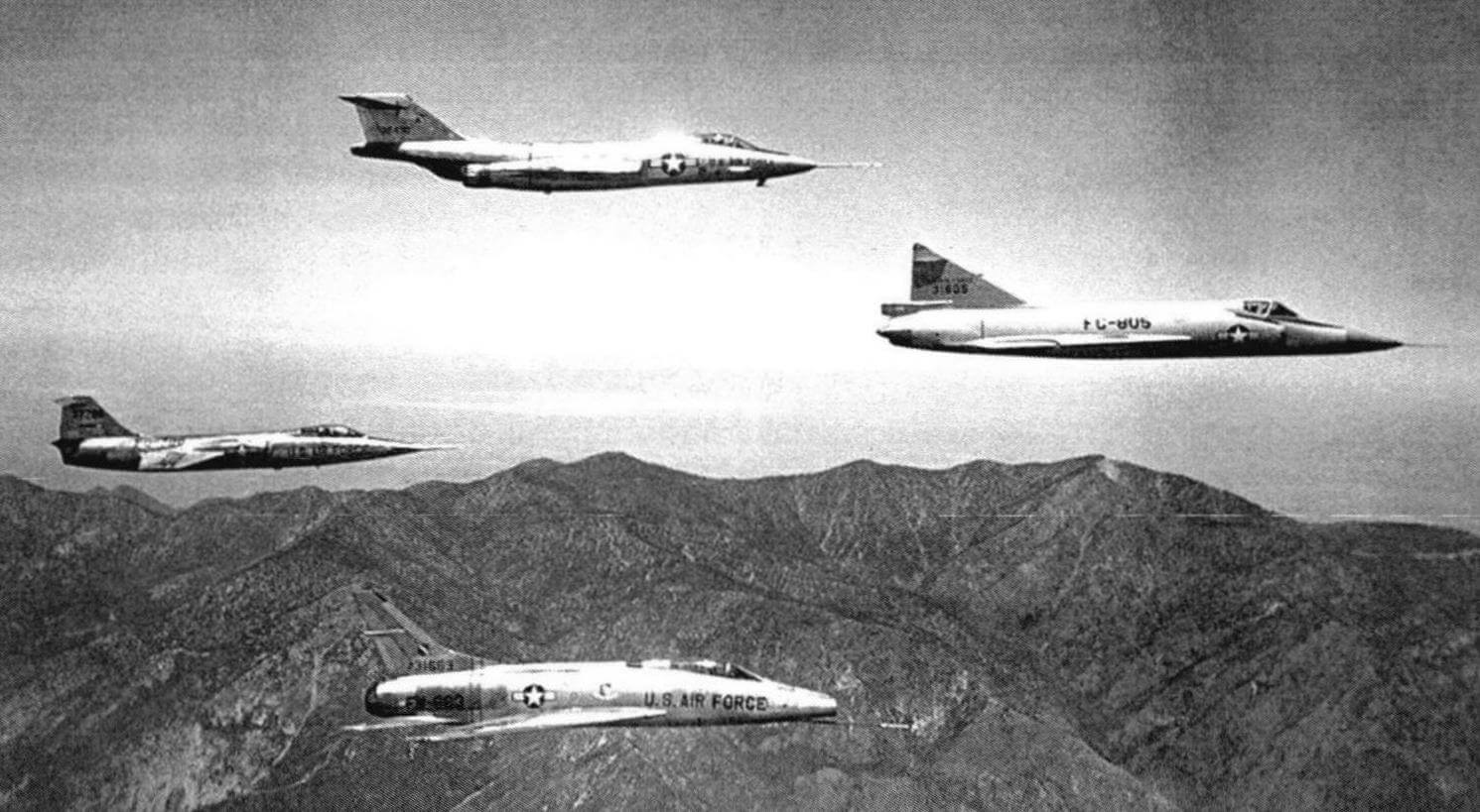 Основные самолеты сотой серии. Слева направо: F-104 «Старфайтер» (трапециевидное крыло), F-101 «Вуду», F-100 «Супер Сэйбр» (стреловидные крылья) и F-102А «Двойка» (треугольное крыло). Высоких скоростей конструкторы пытались достичь разными путями...