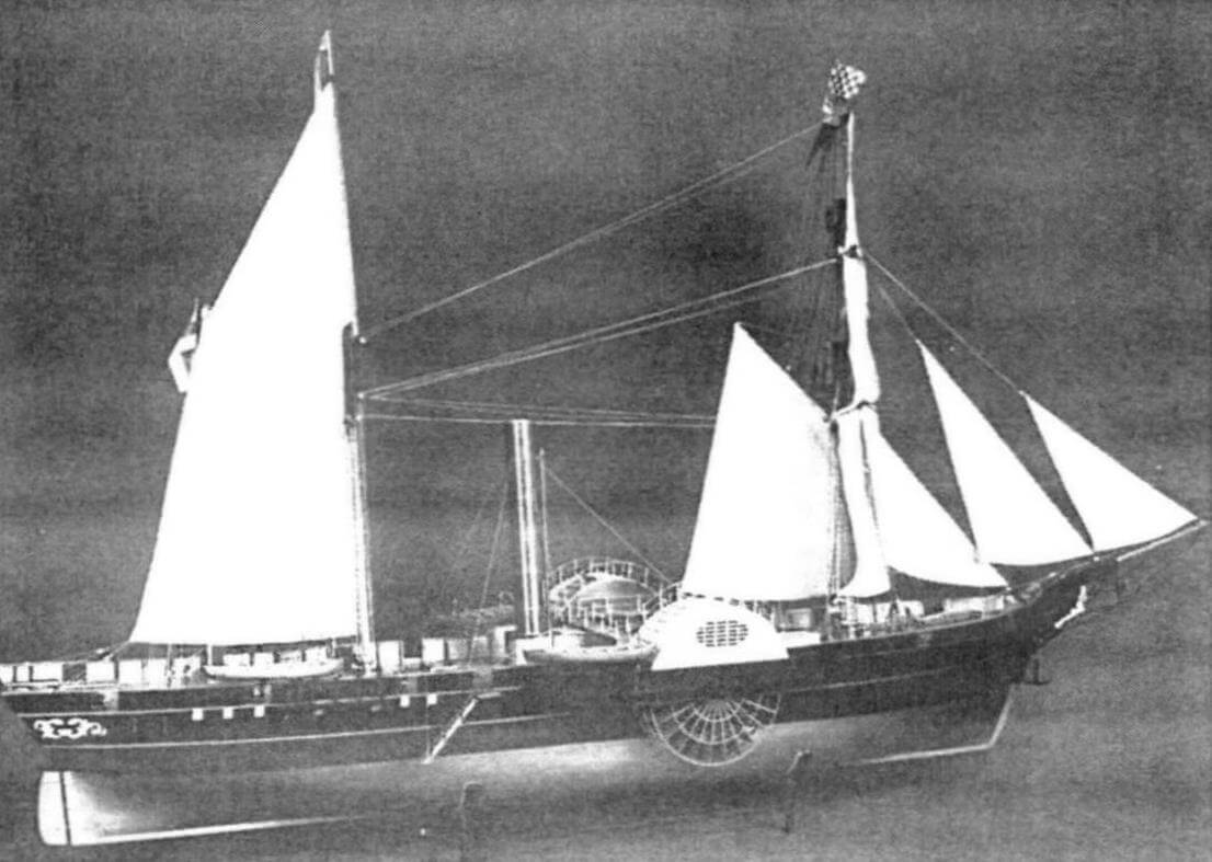 Модели лайнера «Британния» (вверху) и пароходофрегата «Барбаросса». Хорошо заметны различия между коммерческим пароходом и кораблем Рейхсфлота
