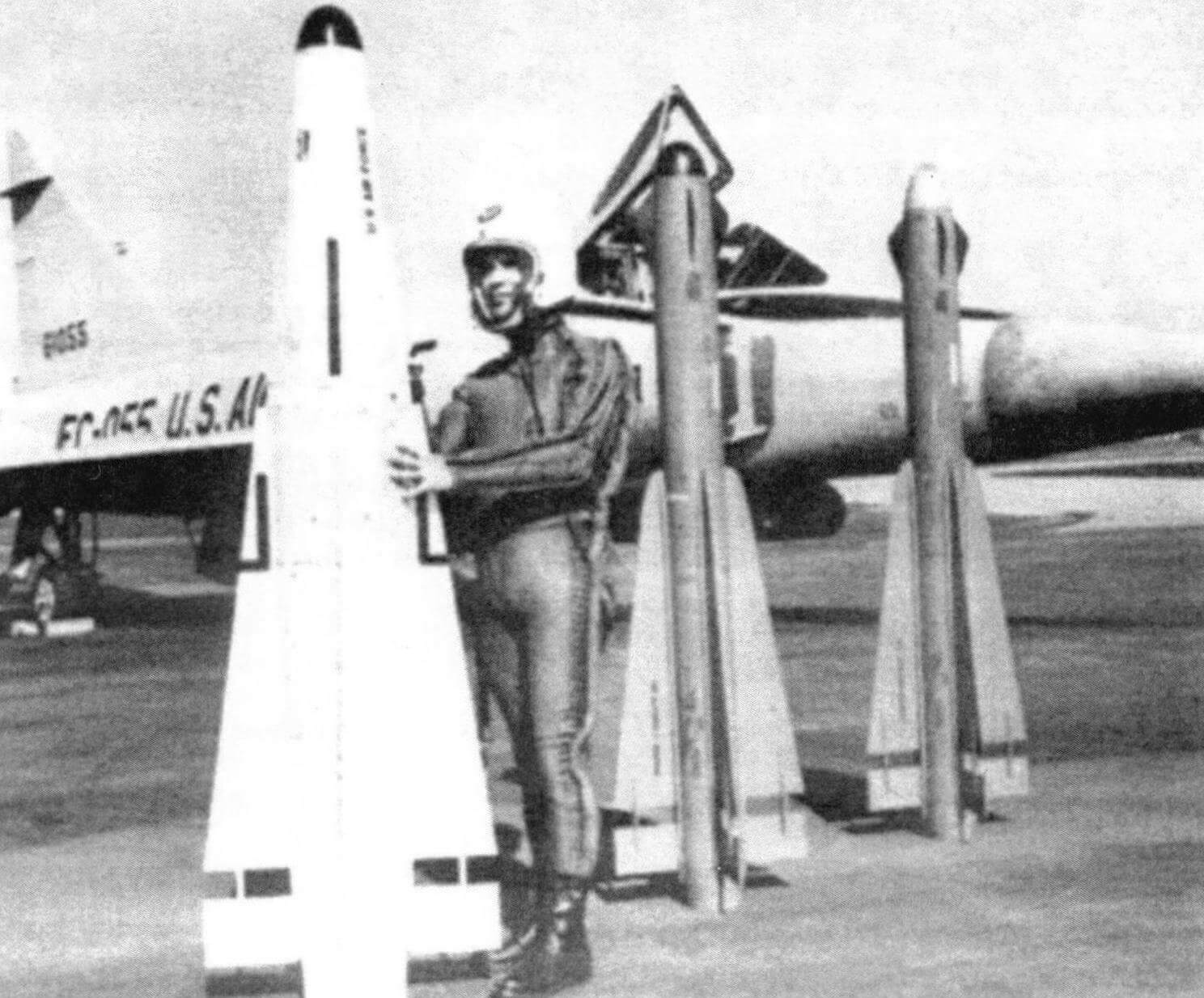 «Длинная рука» системы «Хьюз» ЕСF/FCS - ракеты «воздух-воздух». Летчик-испытатель Крис Смит держит ракету «Биг Бумер» АIМ-26А (оригинальное обозначение GAR-11А) «Супер Фалкон» с ядерной БЧ. За ним стоят стандартные ракеты АІМ-4А (GAR-11A) «Фалкон» с полуактнвным радиолокационным самонаведением и АІМ-4С (GAR-2А) «Фалкон»с пассивным инфракрасным самонаведением