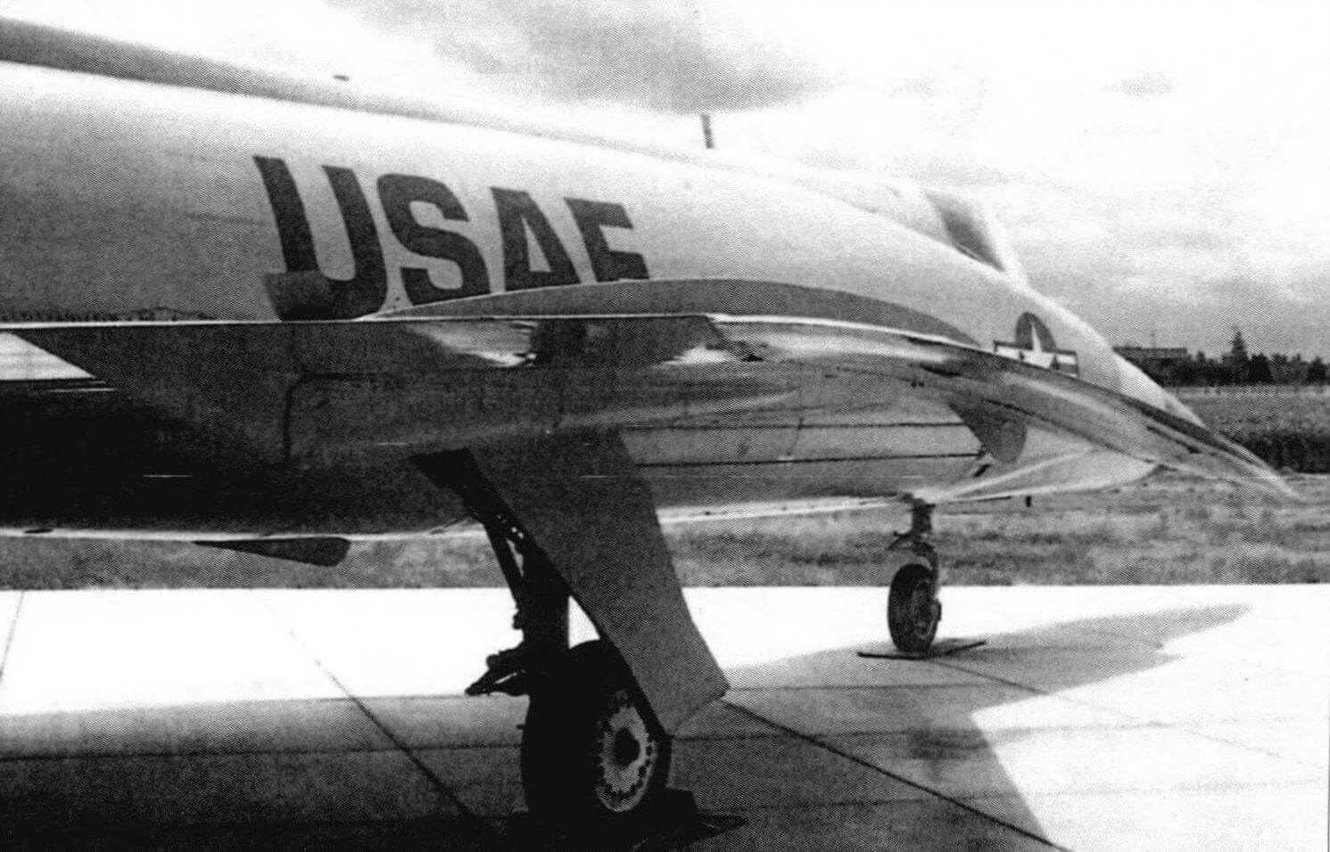 Перехватчик F-102А имел «огромную» крутку крыла. На снимке - крыло с конической круткой
