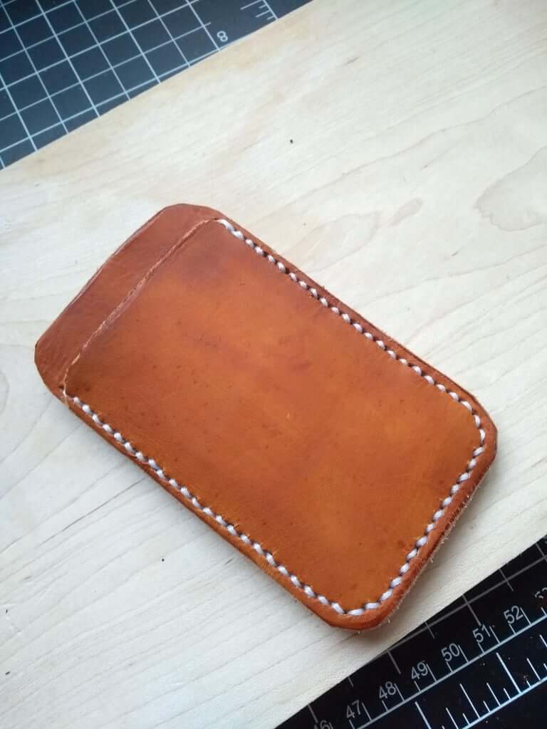 Кожаный кошелек в минималистском стиле