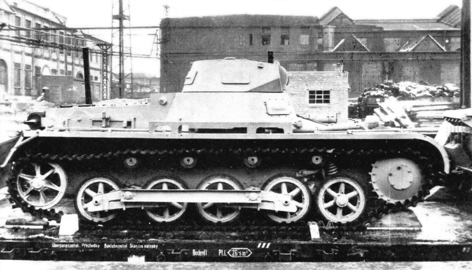 Рz.I Ausf.B. Прекрасно видна измененная ходовая часть. Небольшая арочная конструкция в середине надгусеничной полки, предназначенная для укладки радиоантенны,-единственная деталь танка, выполненная из дерева