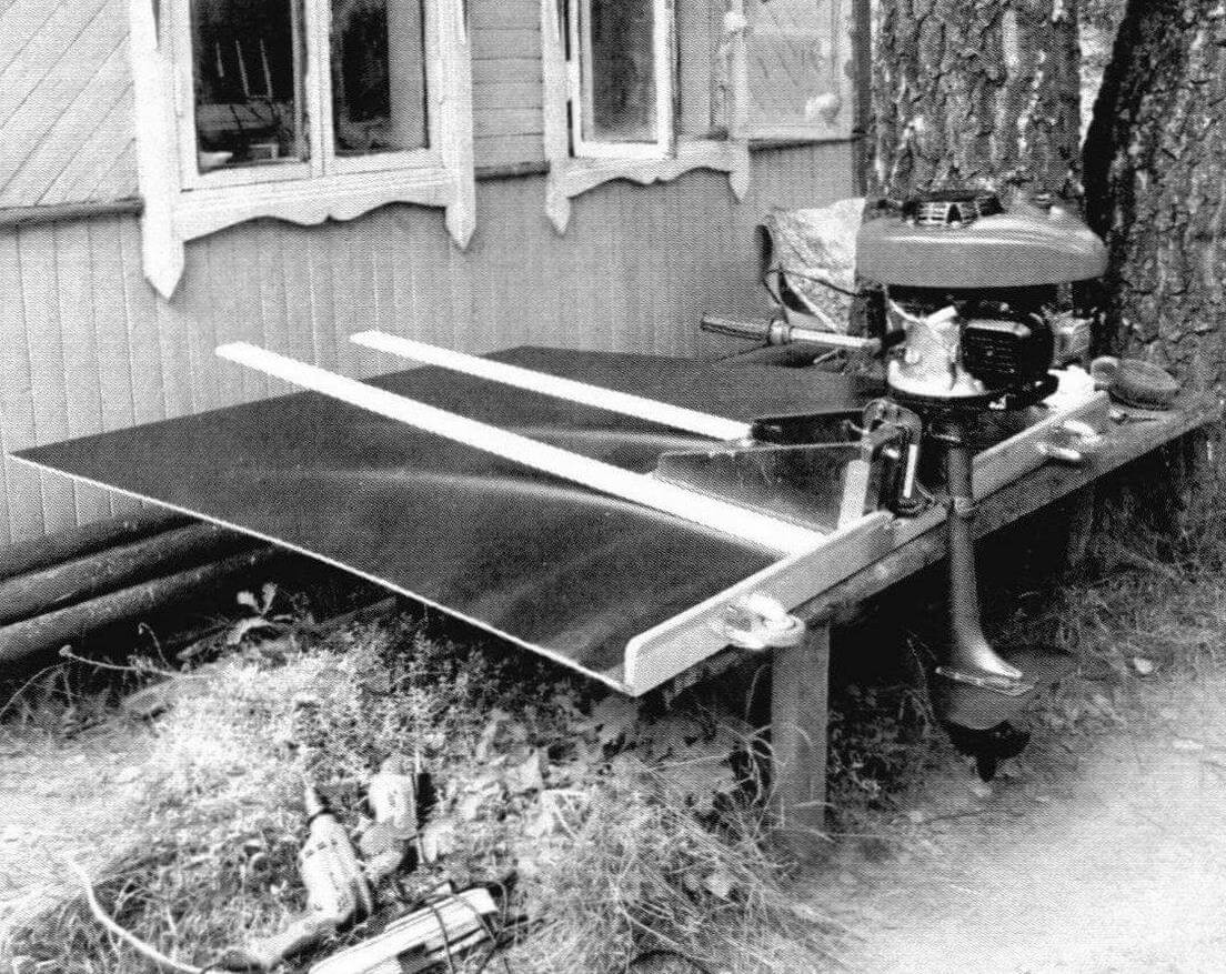 The deck and stern beam are ready. First fitting with the engine. A home-made PLM with a power of 4 hp, optimal for this design, is attached to the bracket. The power head is a four-stroke Champion G140VK with a displacement of 140 cm3 with a 3.5-liter fuel tank from the Soviet Strela, mounted on a “leg” from a Suzuki DT2.2, a Tohatsu propeller with a diameter of 187 mm and a pitch of 178 mm. Motor weight 19 kg. Above the gearbox there is a hydraulic wing that lifts the stern in transient motion mode