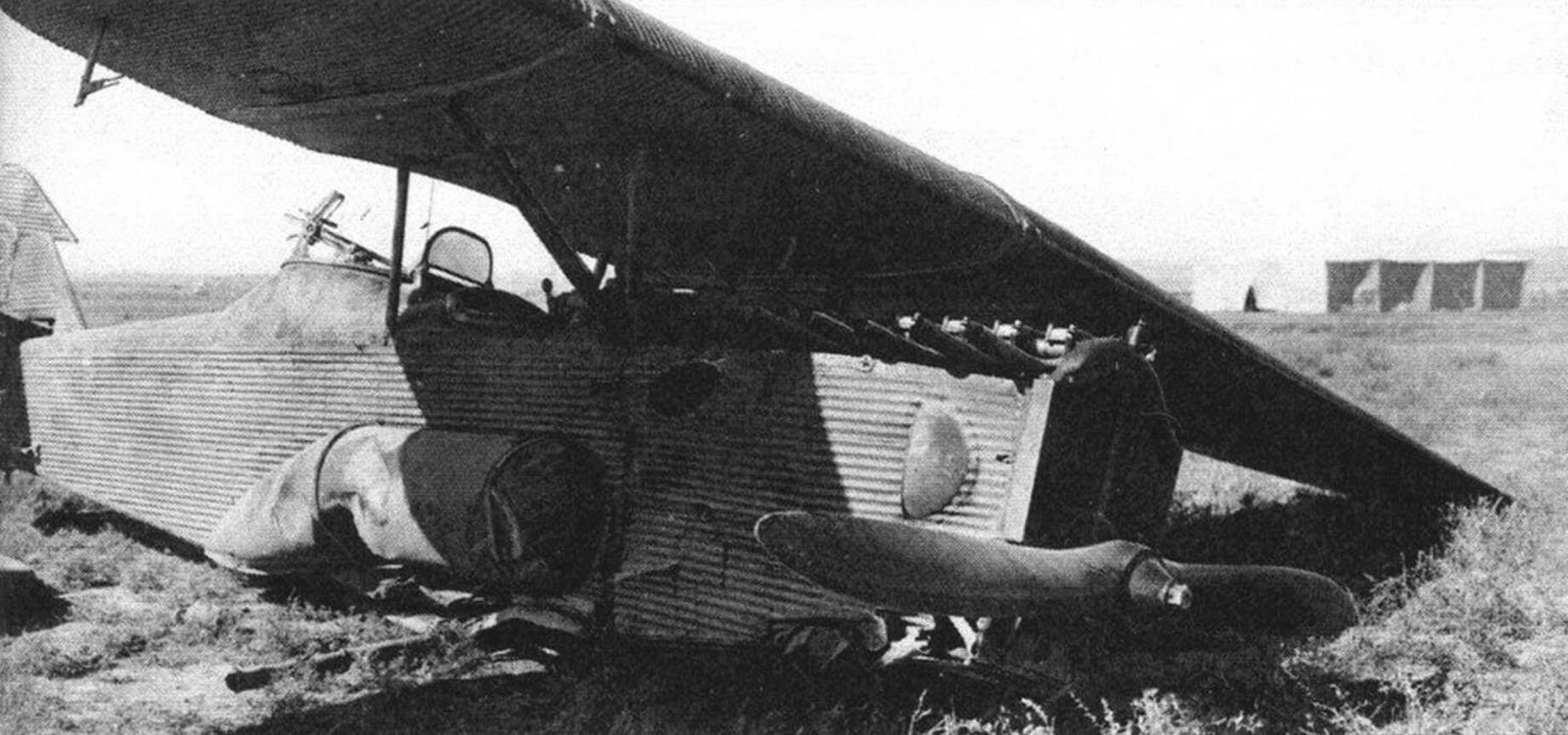 Авария Ю-21 на посадке из-за отказа мотора, 35-й авиаотряд, Троицк, летчик М.Н. Юсуф