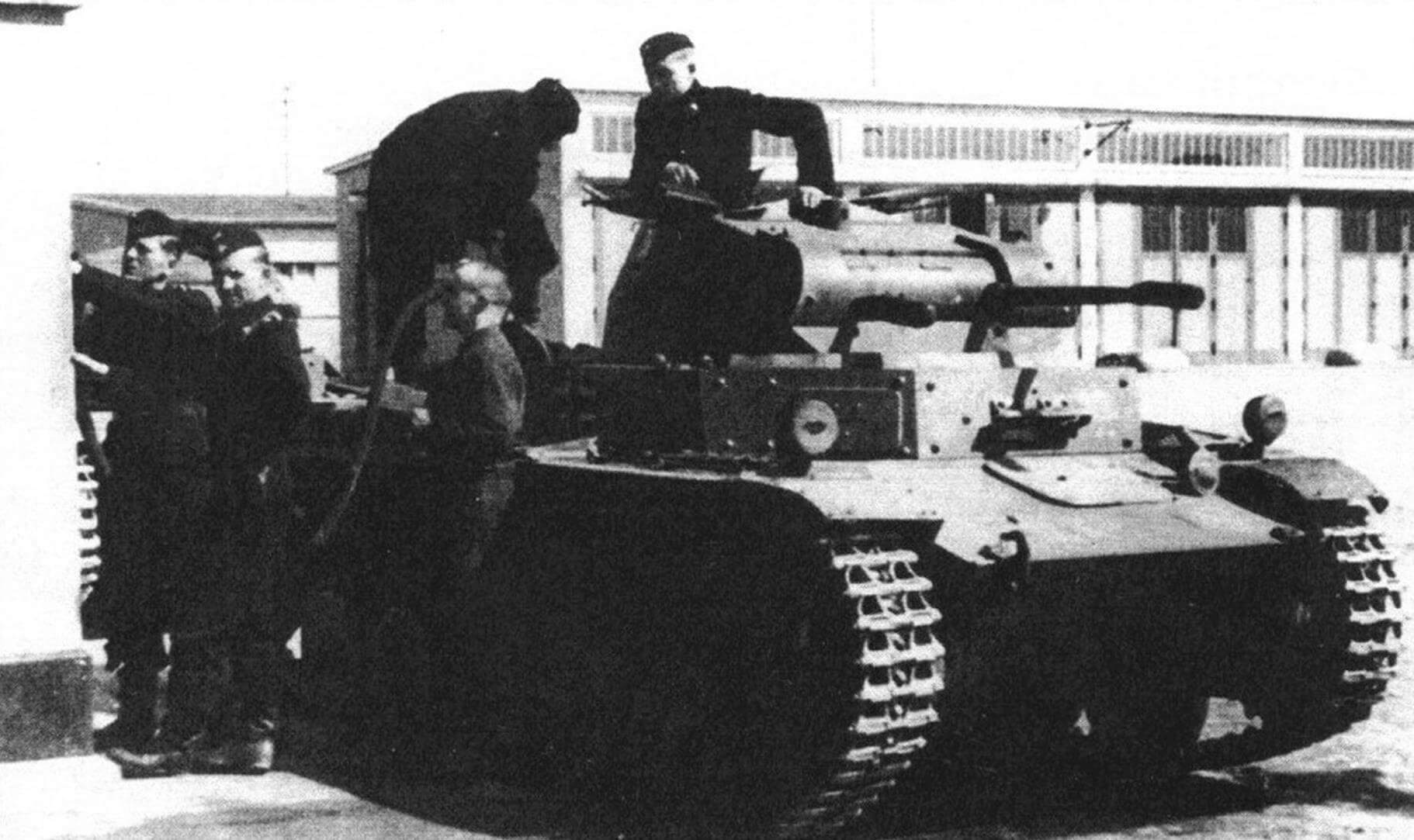Заправка топливом танка Pz.II во 2-й танковой бригаде. После Польской кампании лобовая броня танков с, А и В была усилена накладными листами. Опознавательный знак -черный крест в белой окантовке - был введен с 26 октября 1939 года