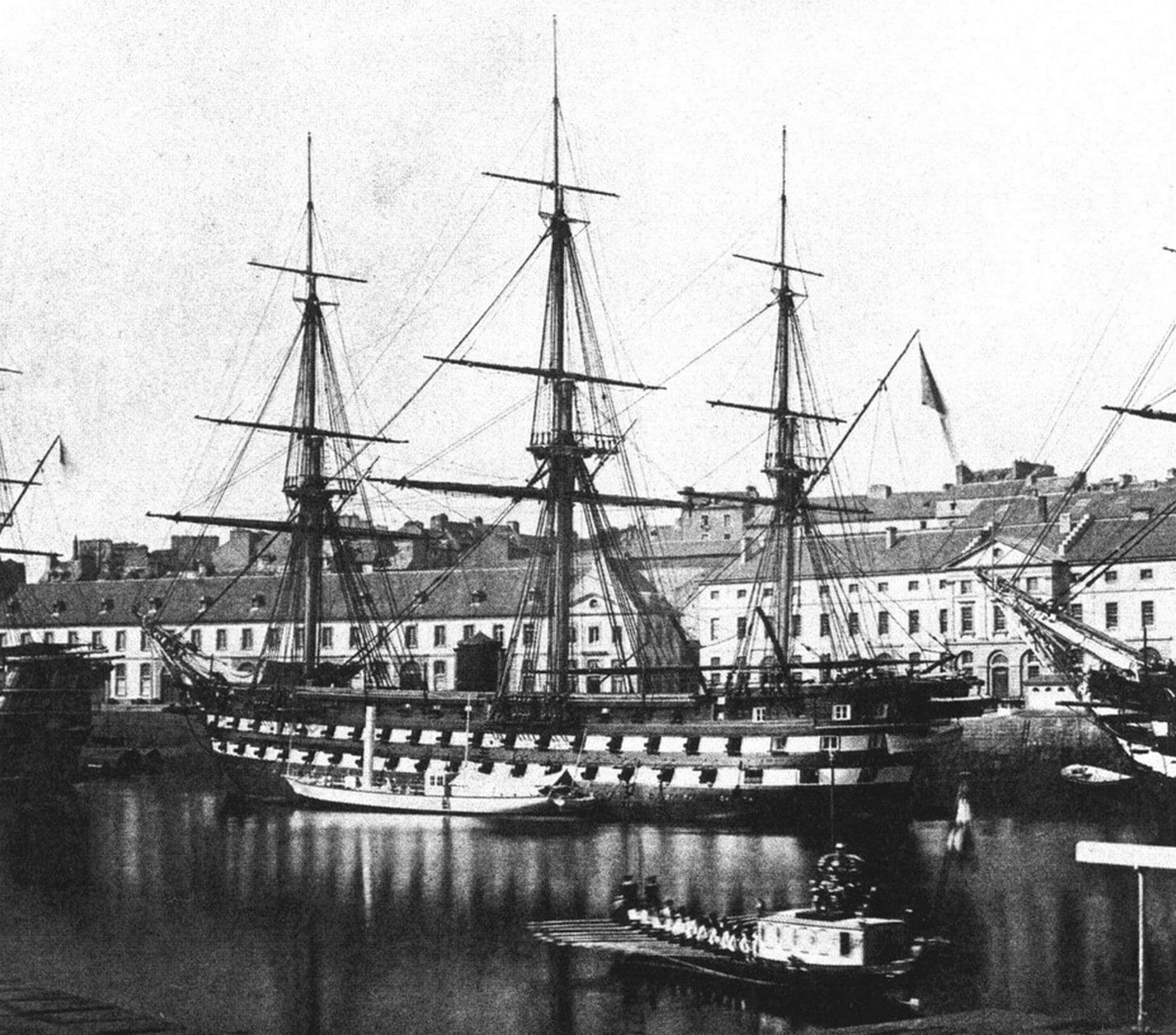 Смотр французского флота императором Наполеоном III. Императорская лодка (на переднем плане) подходит к борту линейного корабля «Империал»