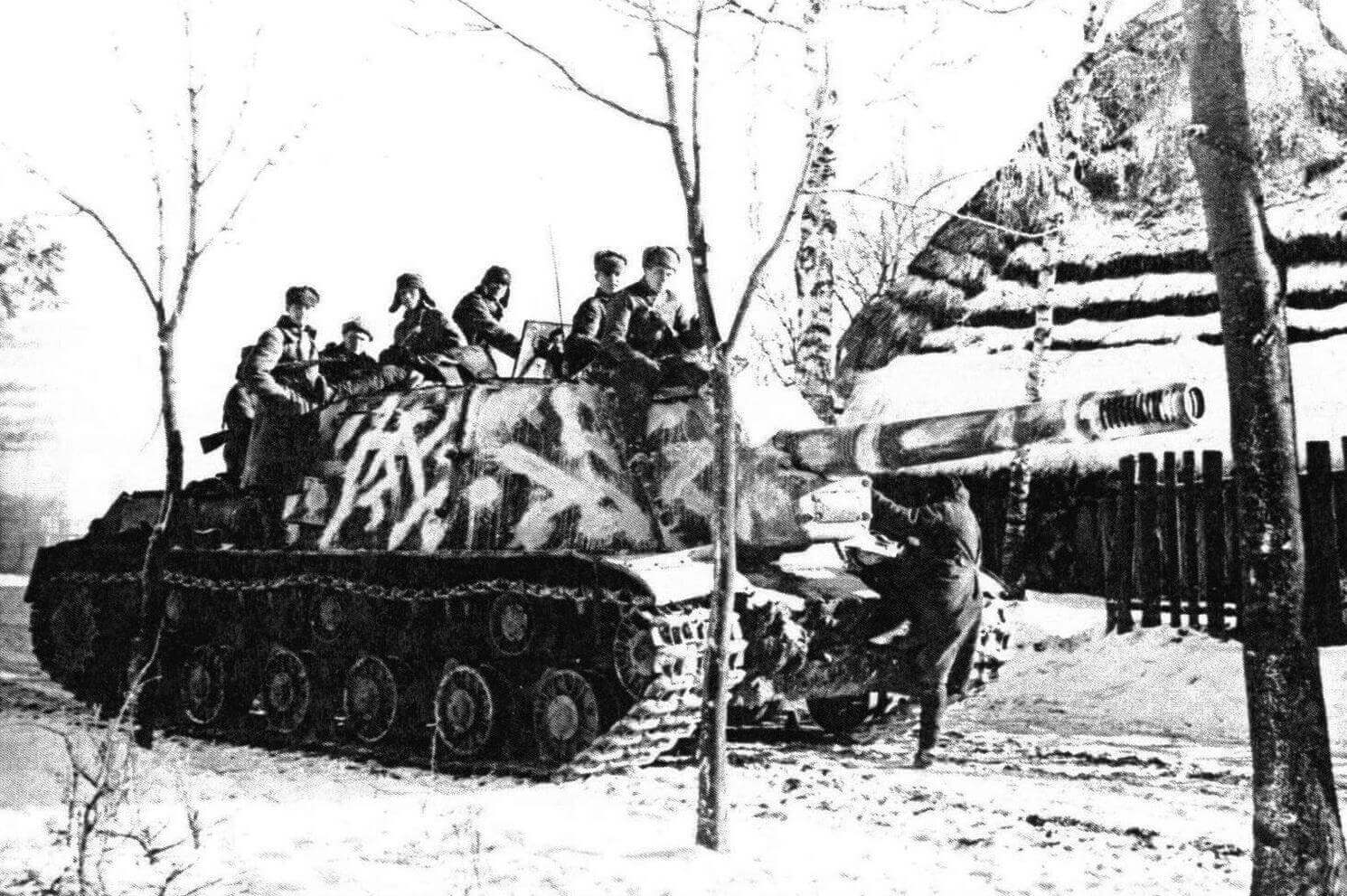 ИСУ-152 в зимнем камуфляже. Польша, декабрь 1944 года
