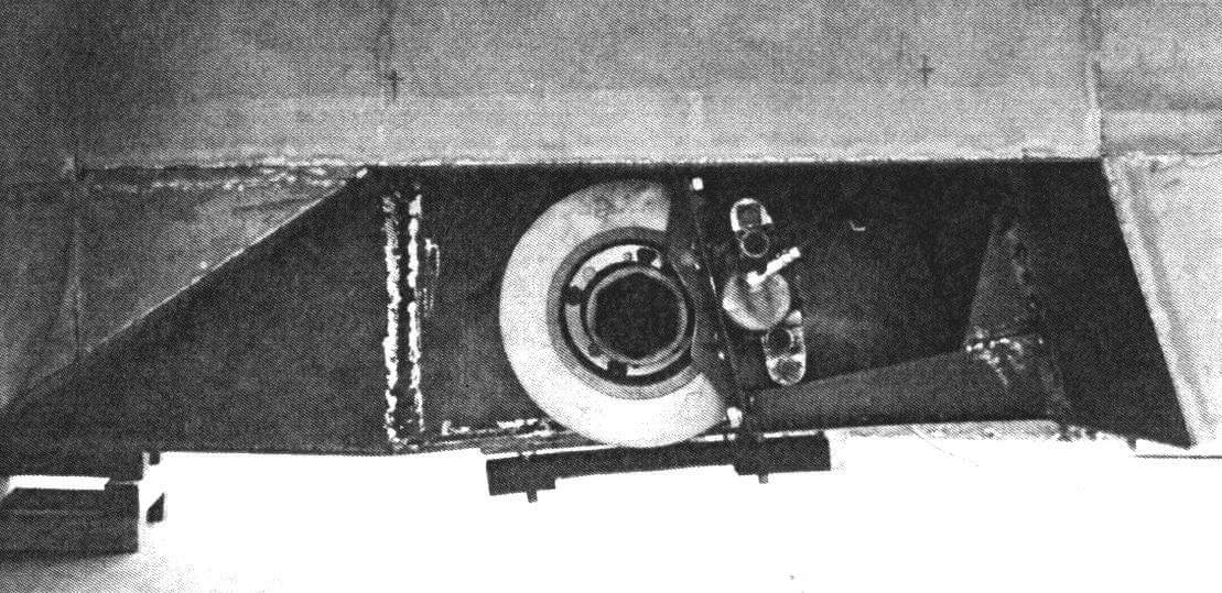 Тормозные механизмы установлены рядом с центральным тоннелем
