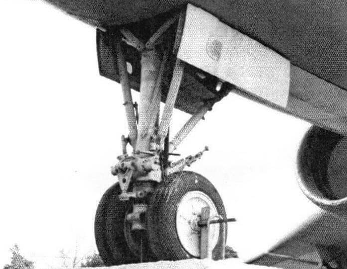 Передняя стойка шасси самолета Ту-124К