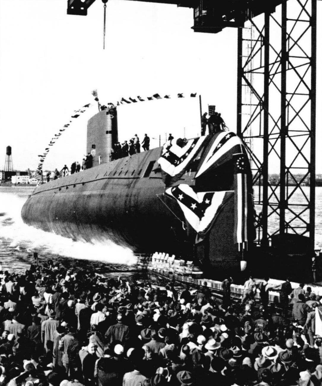 Спуск на воду первого в мире атомохода, подводной лодки «Наутилус» (SSN-571 «Nautilus»), 21 января 1954 года. Субмарина оказалась не слишком удачной боевой единицей, но хорошо послужила американскому флоту в качестве своеобразной «школьной парты». Одним из реально достигнутых успехов «Наутилуса» следует признать успешный поход к Северному полюсу