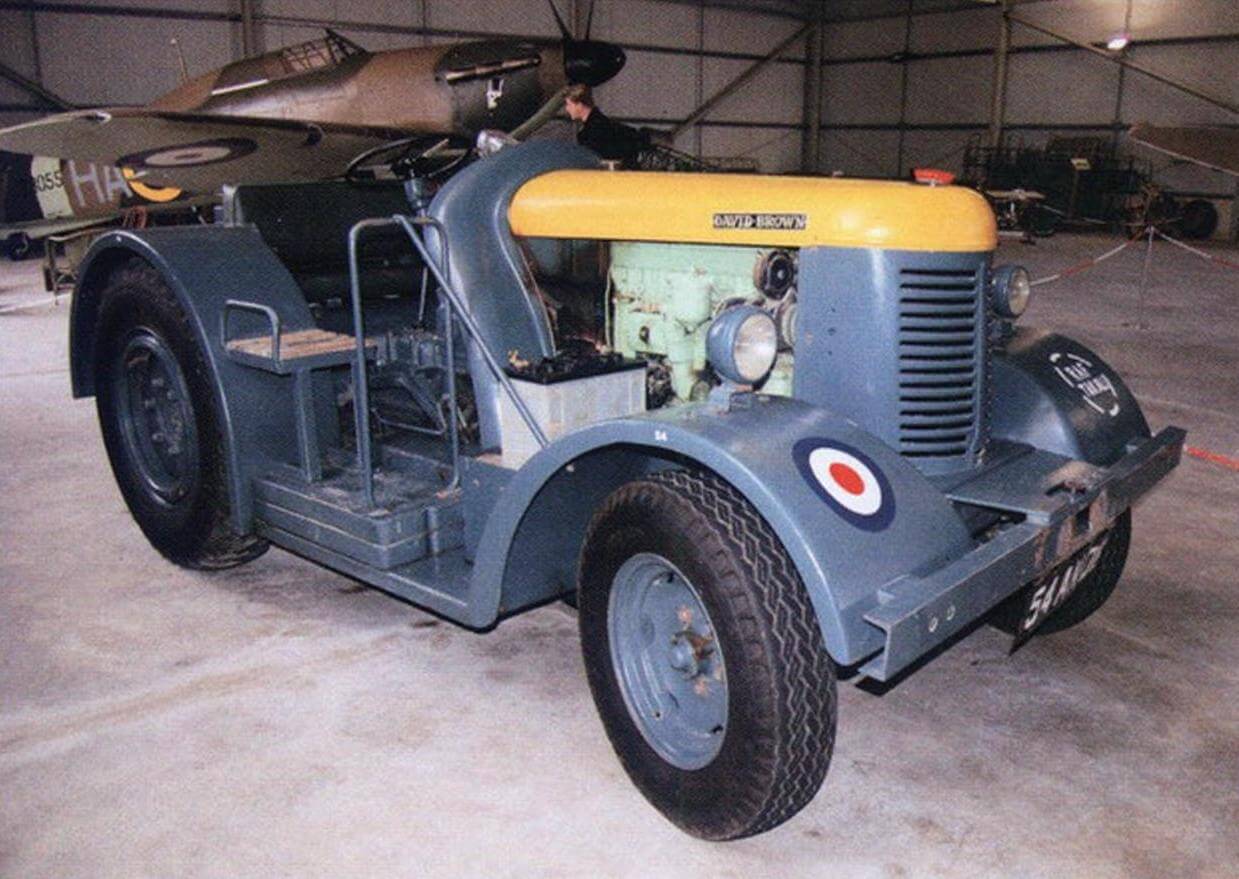 Трактор David Brown использовался в послевоенные годы для буксировки самолетов, прицепов с вооружением и аэродромным оборудованием