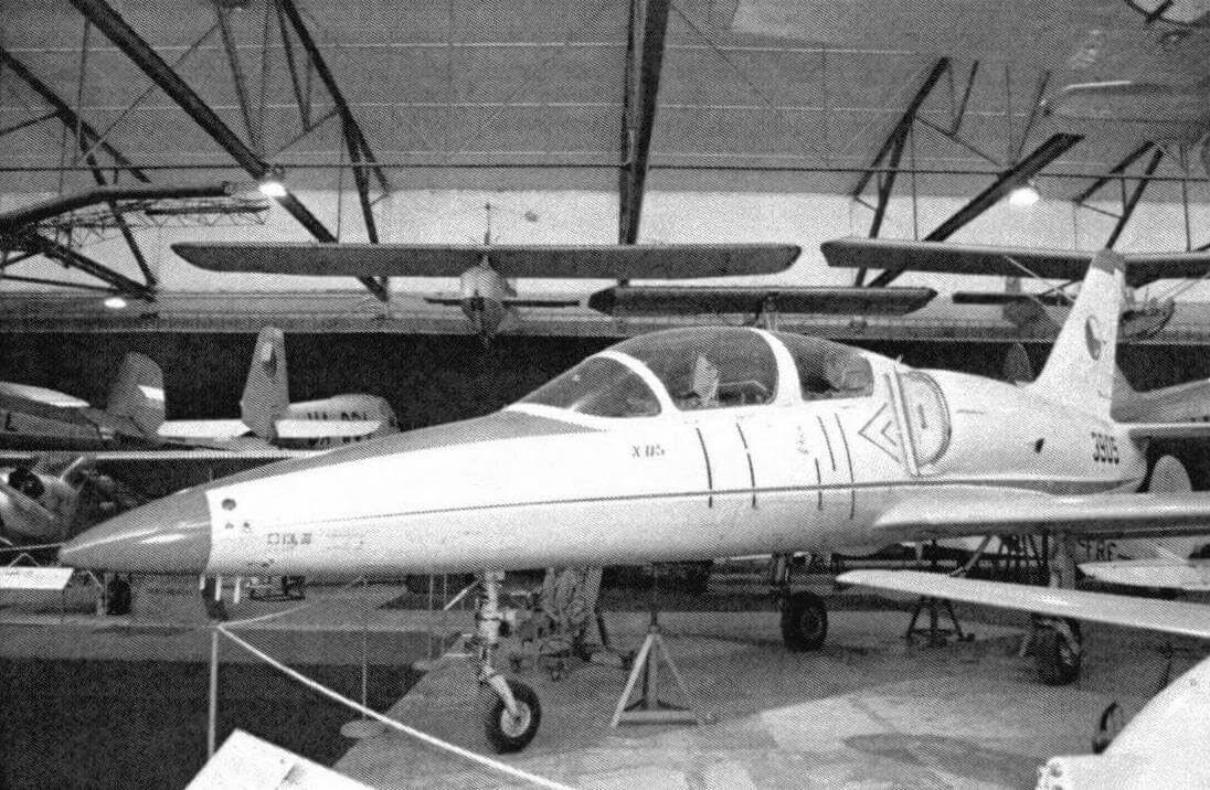 Опытытный экземпляр самолета L-39