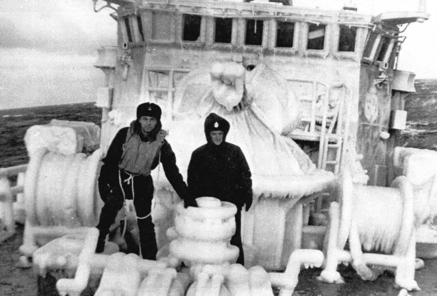 Морской тральщик «Трал» в Японском море, зима 1986/87 года. Справа-помощник командира корабля старший лейтенант Н. Ситов