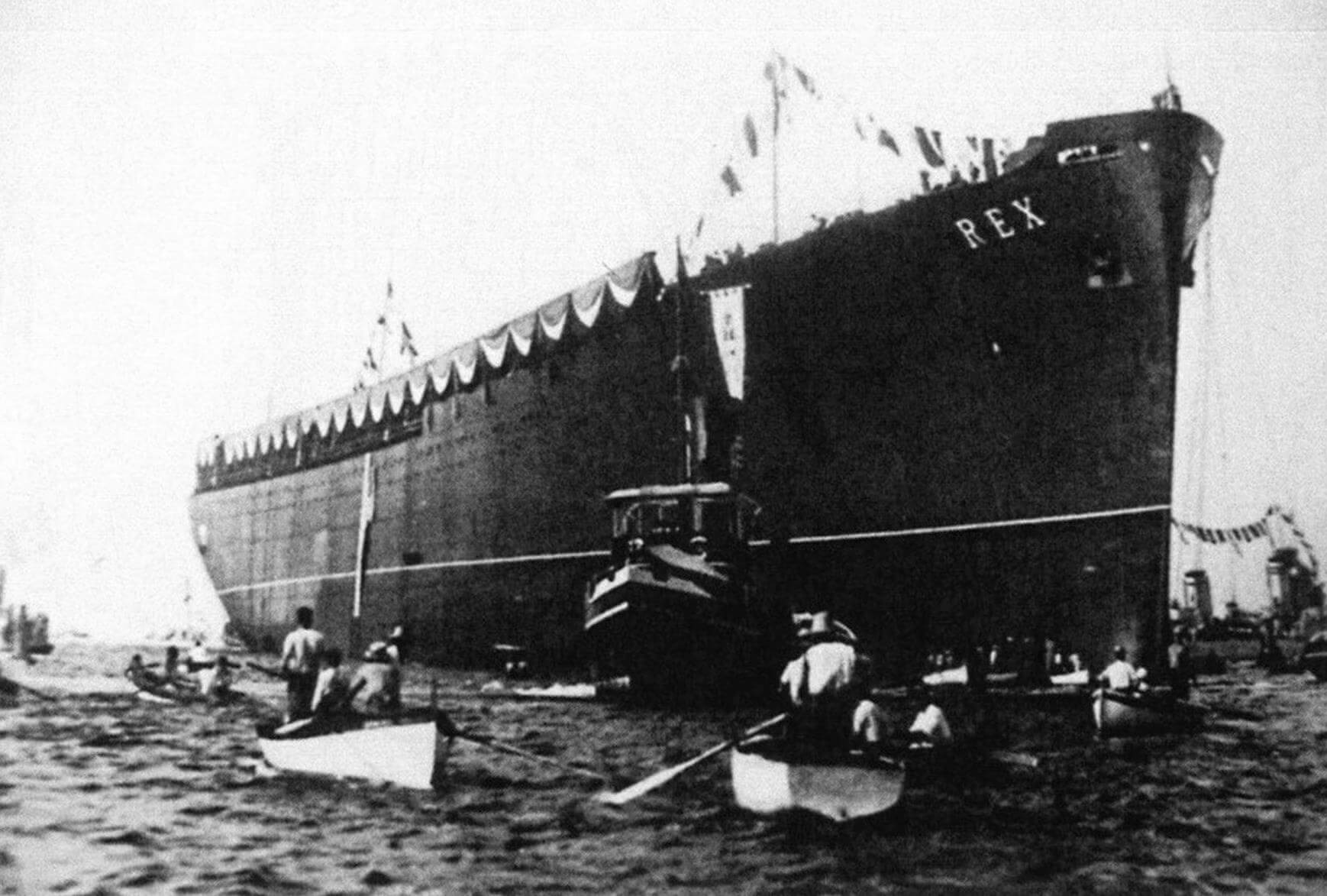 За могучим корпусом судна видны корабли «почетного караула» (фото 1 августа 1931 года)