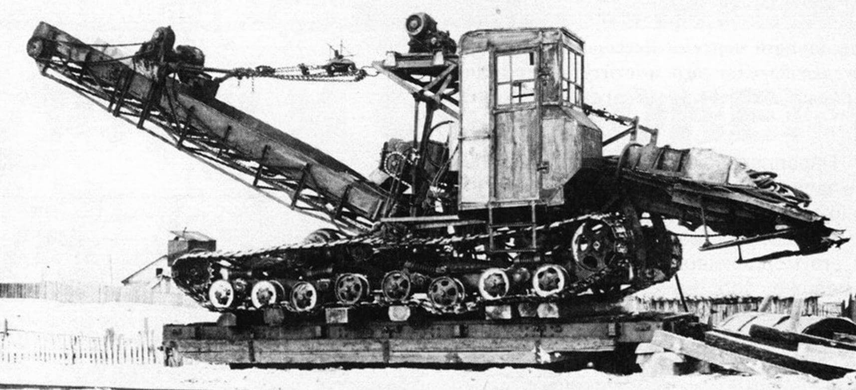 Экспериментальный торфопогрузчик УКЛ, спроектированнный в 1940 году на базе трактора СТЗ-8, был оснащен четырьмя электродвигателями