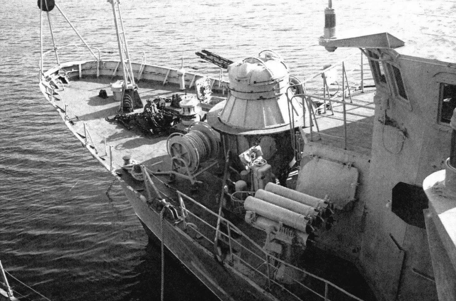 Баковая часть палубы морского тральщика проекта 266М. Вьюшки перенесены с носовой площадки надстройки на палубу перед артиллерийской установкой