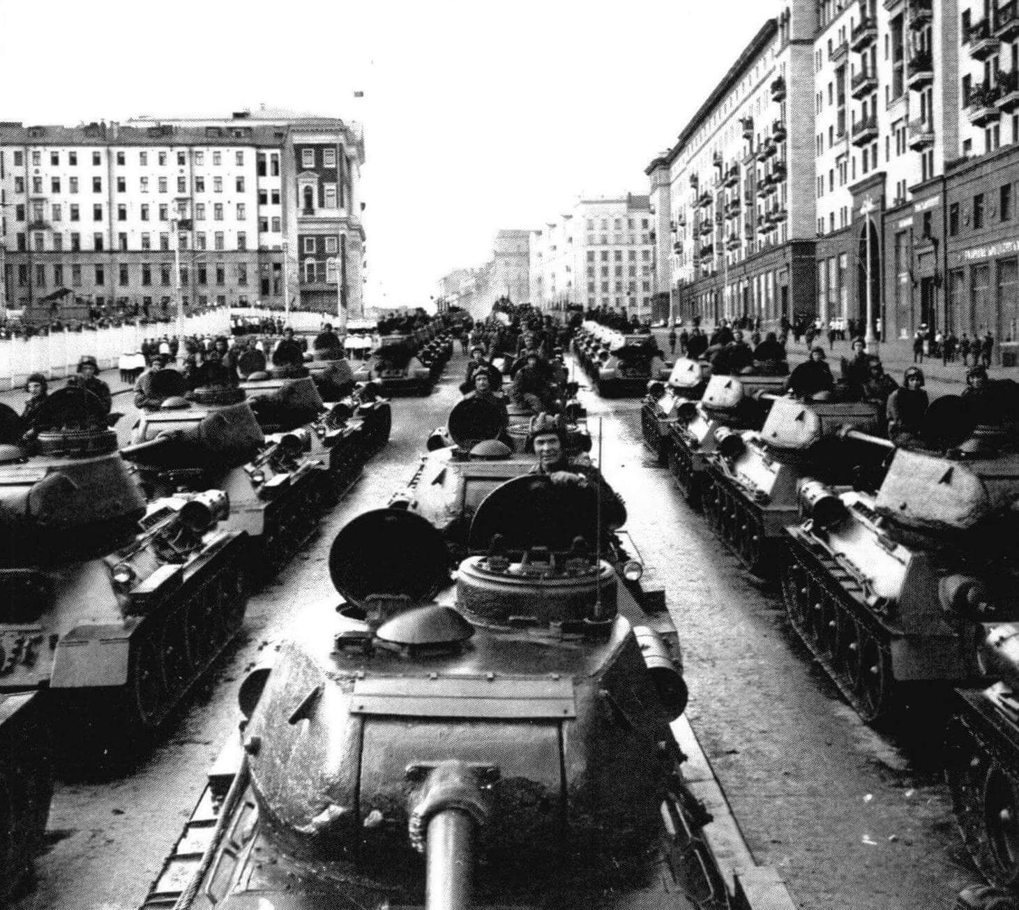 Танки Т-34-85 на улице Горького в ожидании марш-парада. 8 сентября 1946 года