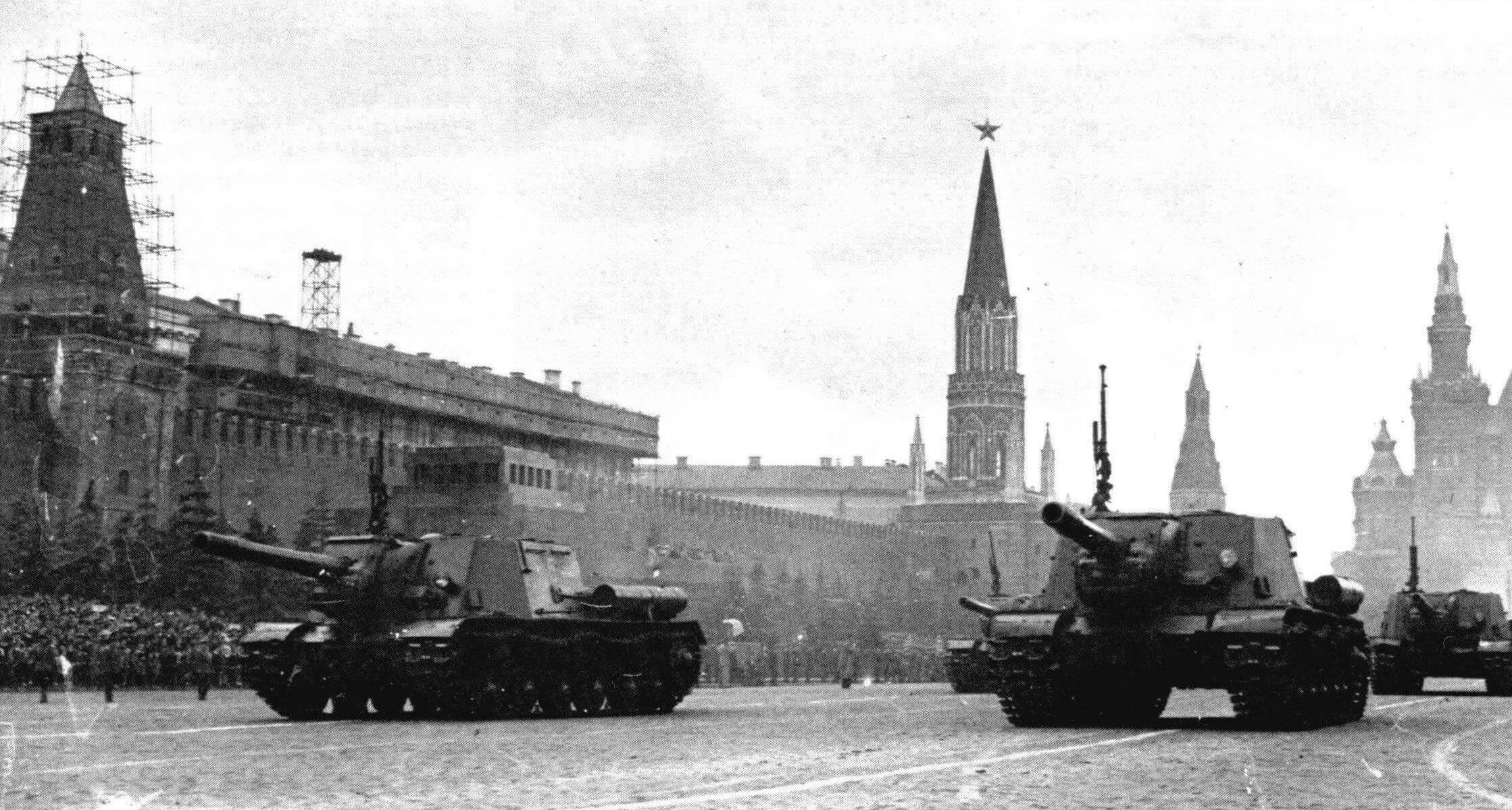 Тяжелые артсамоходы ИСУ-152 проходят по Красной площади