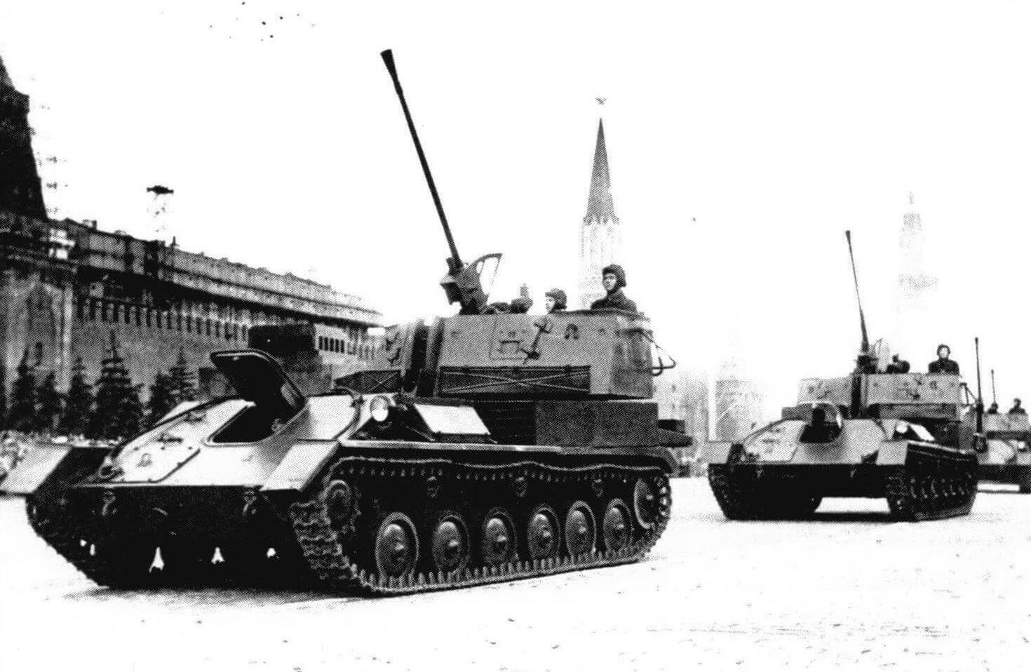 Наиболее экзотическими участниками марш-парада стали зенитные установки ЗСУ-37
