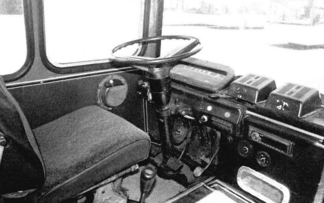 Комбинация приборов и сиденье водителя взяты от автобуса ПАЗ-672, руль - от «Волги» ГАЗ-24