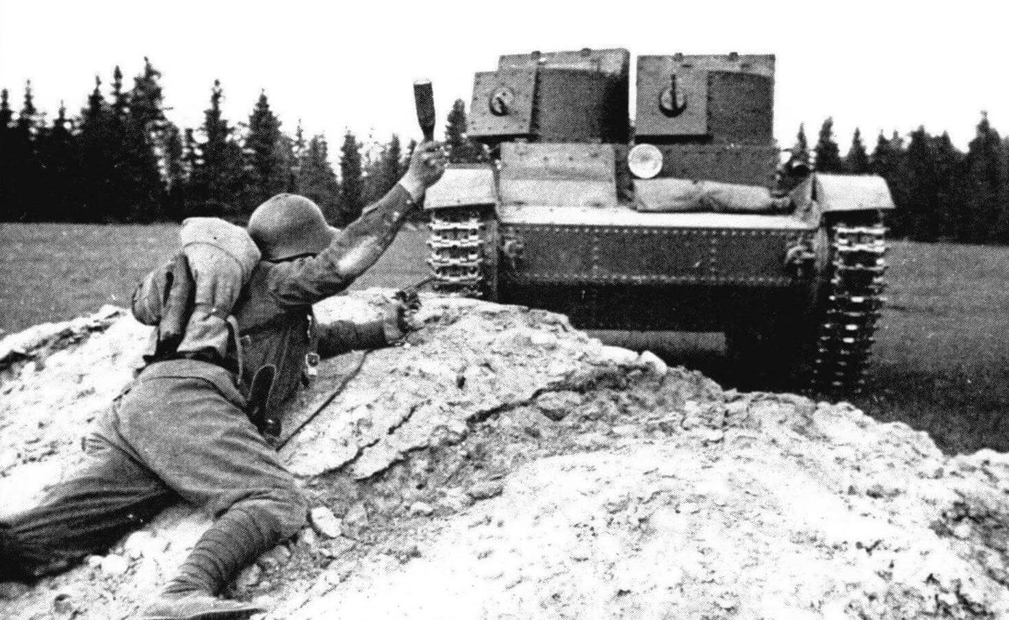 Двухбашенный танк Т-26 на тактических занятиях. Московский военный округ, 1939 год